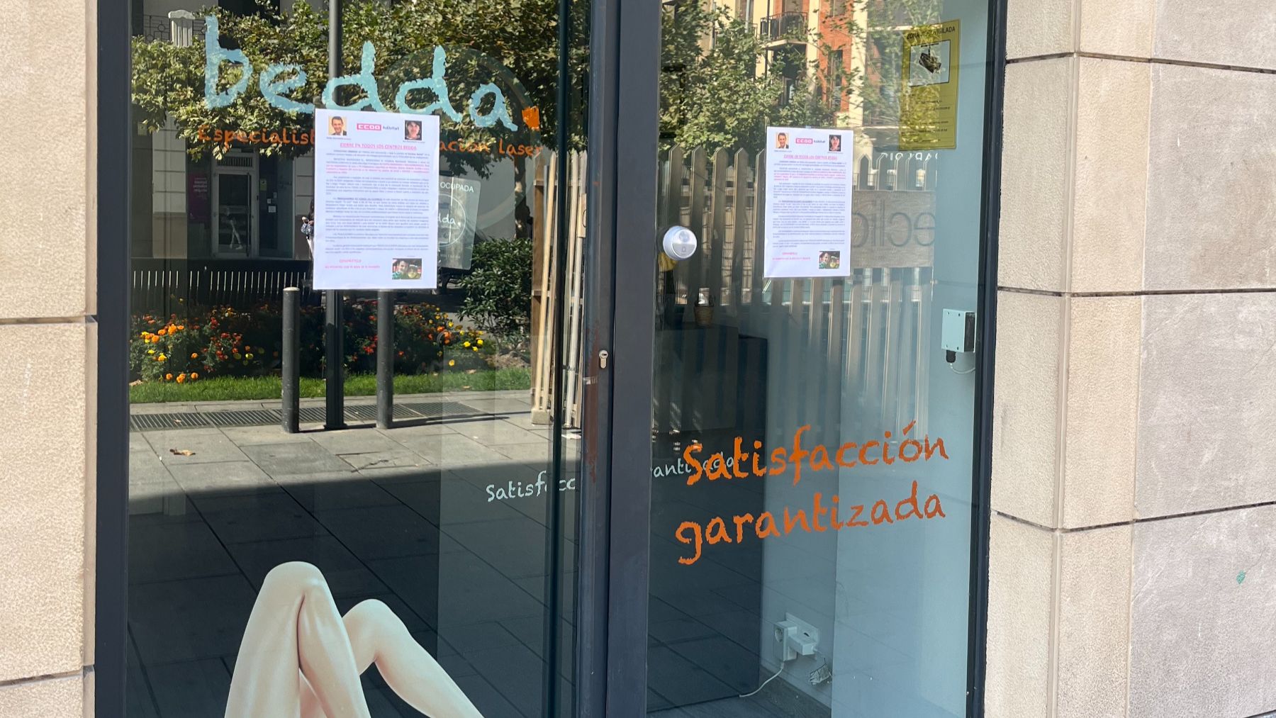 Imagen del centro Bedda en Carlos III con los carteles que anuncian su cierre. CEDIDA