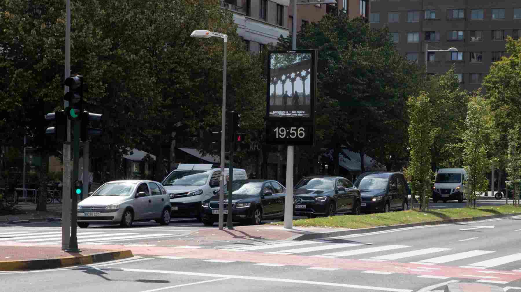 Así son los nuevos relojes digitales en las calles de Pamplona: hora, temperatura y mensajes en vídeo