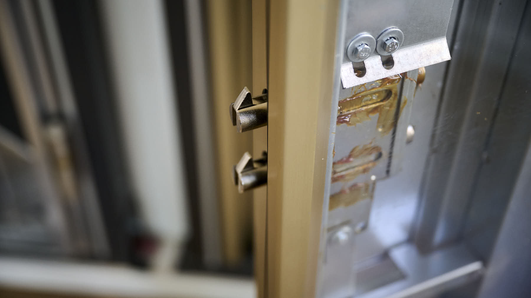 César Luna, de Puertas Carrascal, en su local de la calle Julián Gayarre 44 de Pamplona. PABLO LASAOSA
