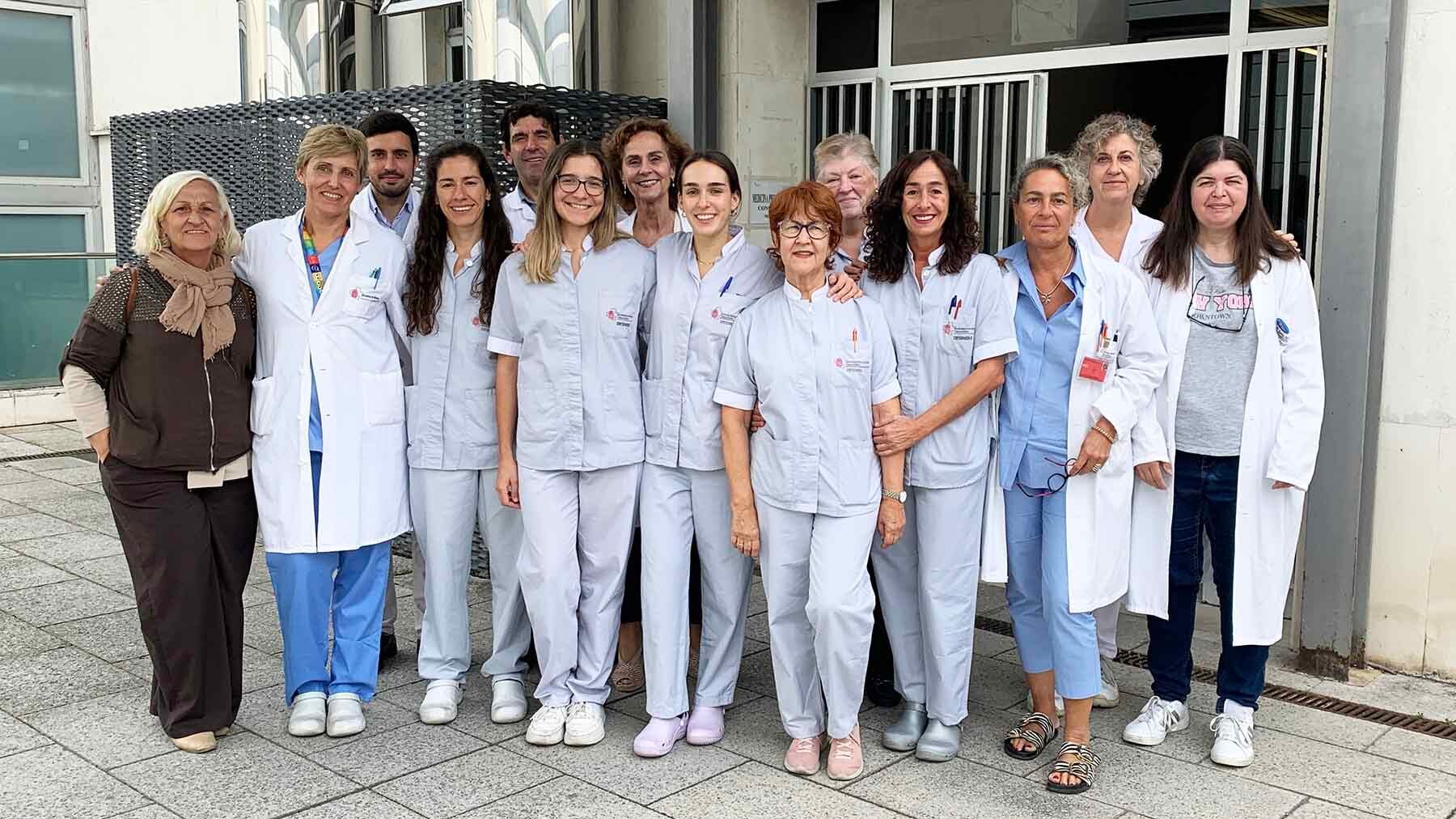 Maria Paz Gutierrez, en el centro, junto a sus compañeras de trabajo en medicina preventiva del CHN. Navarra.com