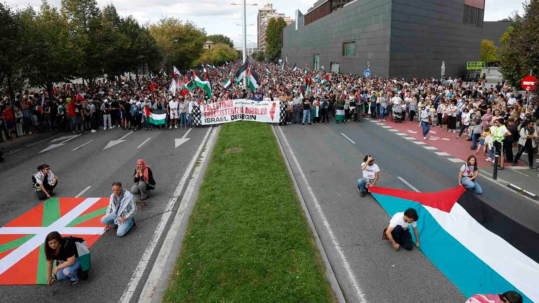 Una marcha recorre las calles del centro de Pamplona este sábado para denunciar el "genocidio" de Israel sobre Palestina y en solidaridad con el pueblo palestino. EFE/ Jesús Diges