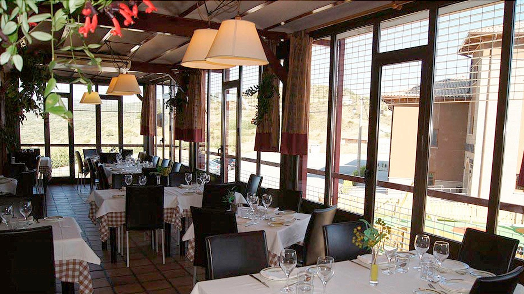El restaurante en un pueblo de Navarra con comedor panorámico perfecto para probar recetas de caza