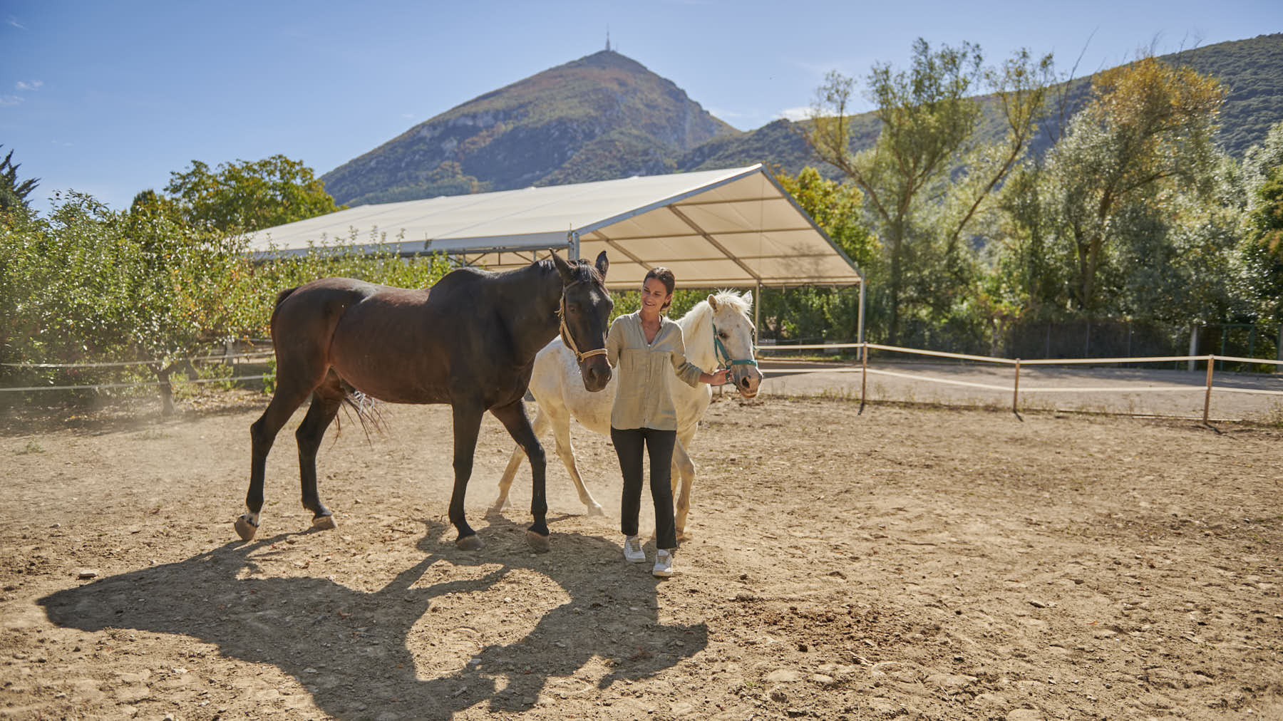 Belén Jaurrieta en el nuevo centro de psicología y terapia asistida con caballo en Yárnoz. IRANZU LARRASOAÑA