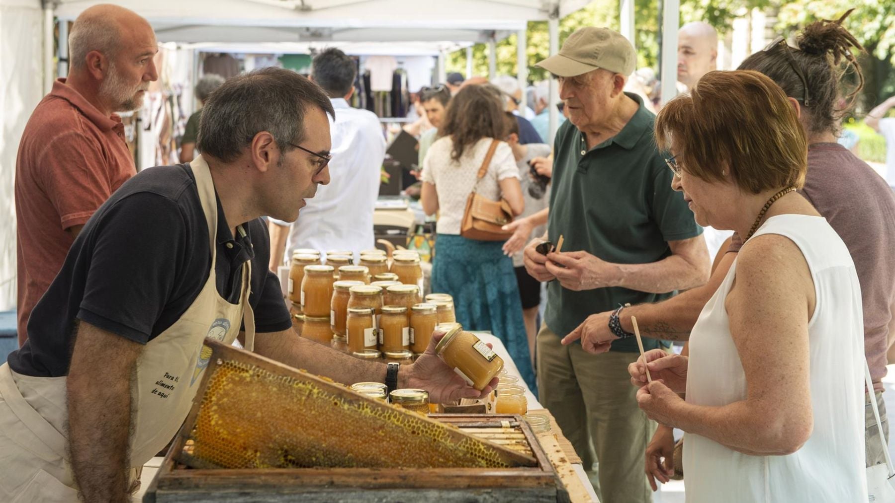 El mercado que reúne este sábado queso, espárrago y productos locales en el centro de Pamplona