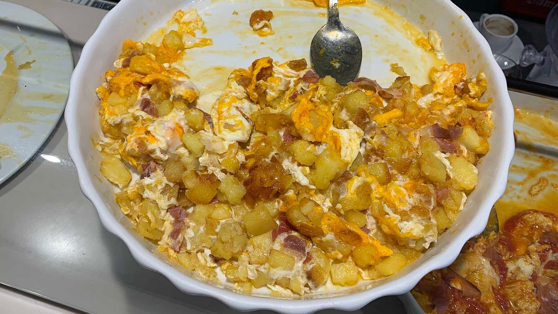 Una bandeja con huevos rotos en el bar Txipi txapa de Barañáin. Navarra.com