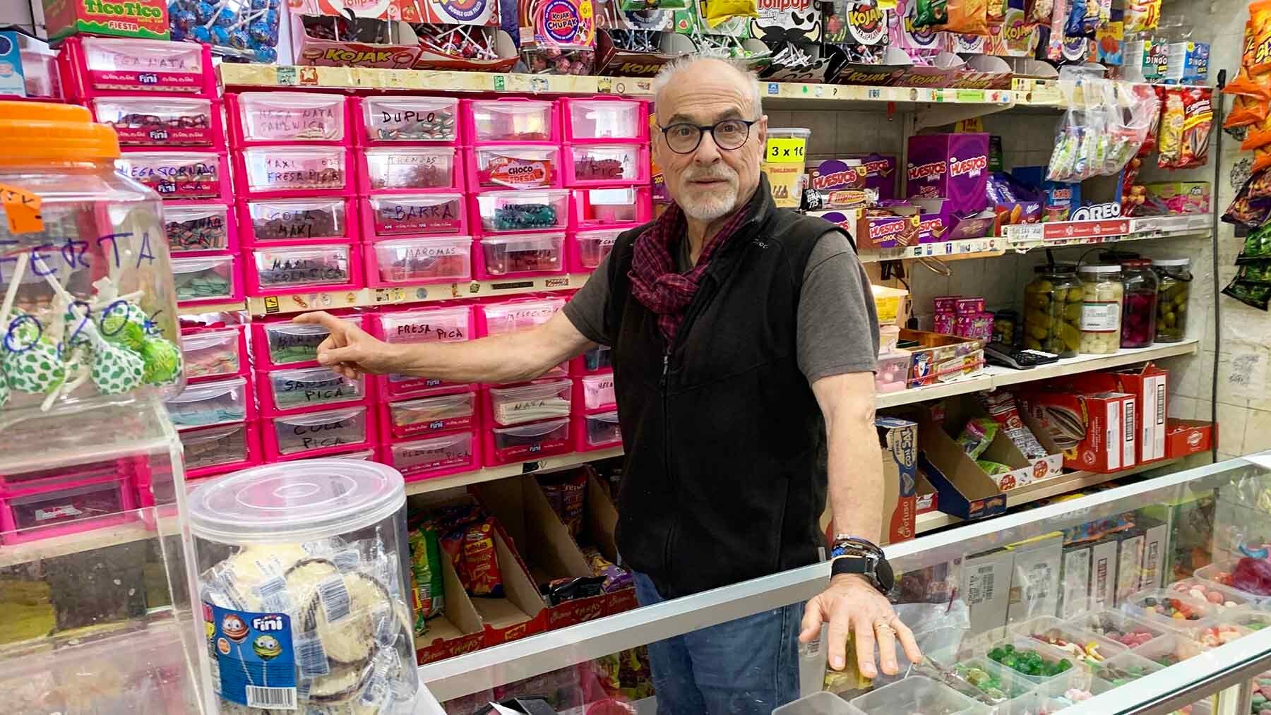 Tino, el navarro vendedor de chuches que se jubila tras tirar el chupinazo en su pueblo: “No lo olvidaré jamás”