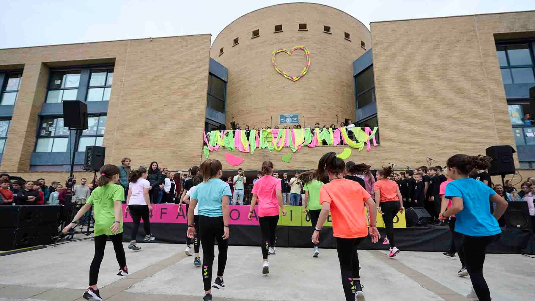 La ikastola Paz de Ziganda de Villava centraliza este domingo la fiesta del Nafarroa Oinez 2025, con una masiva participación en apoyo y defensa del uso habitual del euskera y, este año, con un canto a la paz en los conflictos que asolan el panorama internacional. EFE/Iñaki Porto