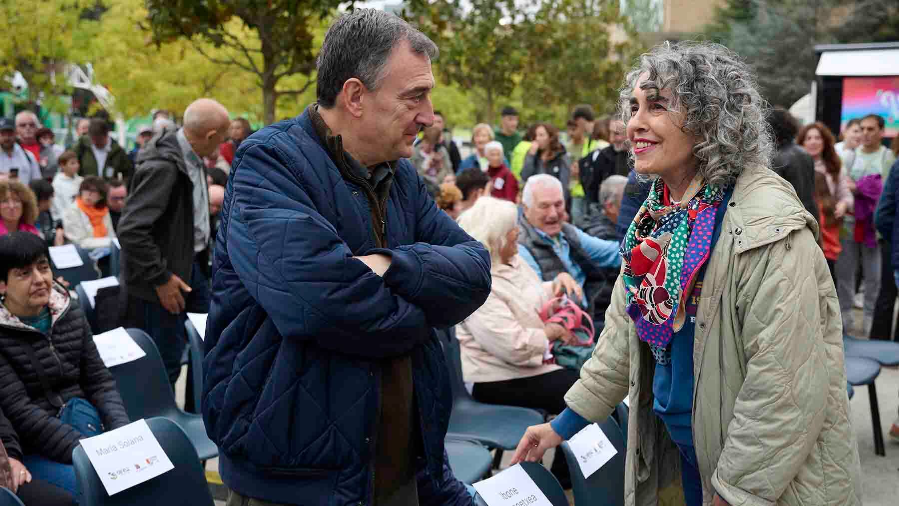 El presidente del PNV Aitor Esteban (i) y la Vicepresidenta del Gobierno Vasco, Ibone Bengoetxea, este domingo en la inauguración de la fiesta del Nafarroa Oinez 2025, con una masiva participación en apoyo y defensa del uso habitual del euskera y, este año, con un canto a la paz en los conflictos que asolan el panorama internacional. EFE/Iñaki Porto