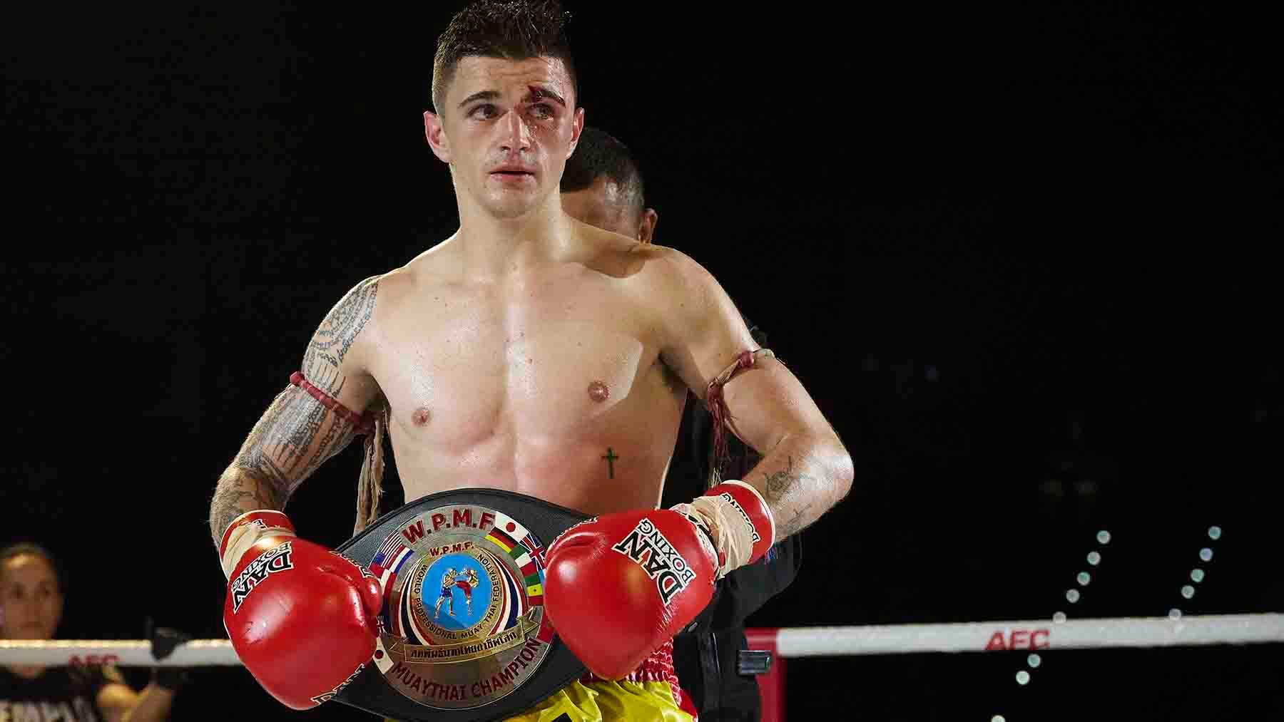 El español Ion Fernández se proclama campeón del mundo en la modalidad de 55 Kg tras ganar el combate WPMF World Championship contra el thailandés Sriwichai Sor Boonmeerit en la noche en la velada, este sábado, celebrada en el Navarra Arena de Pamplona. EFE/Iñaki Porto