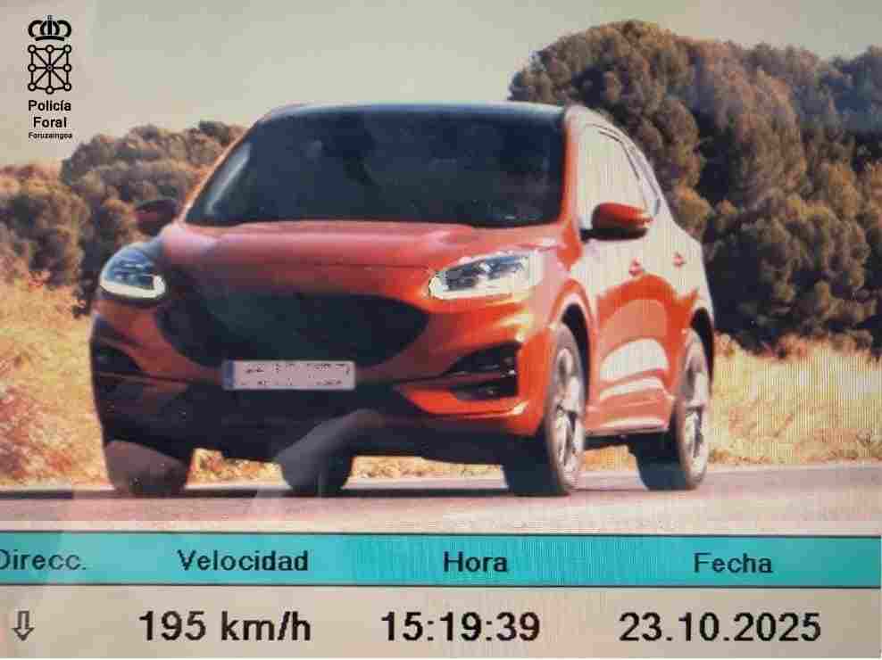 Hehículo cazado a 196 km/h en una vía limitada a 90. POLICÍA FORAL