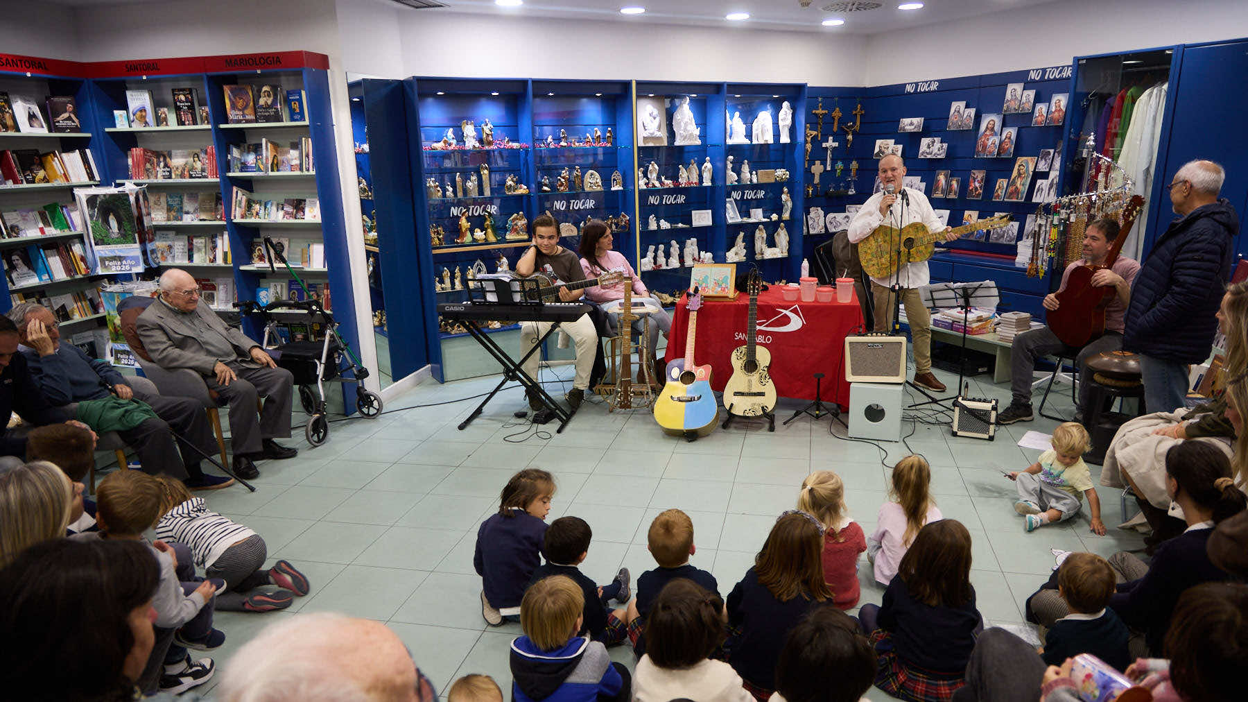 El escritor Hervé Alústiza presenta el libro ¡Reciclones en acción! en la librería San Pablo de Pamplona. IÑIGO ALZUGARAY
