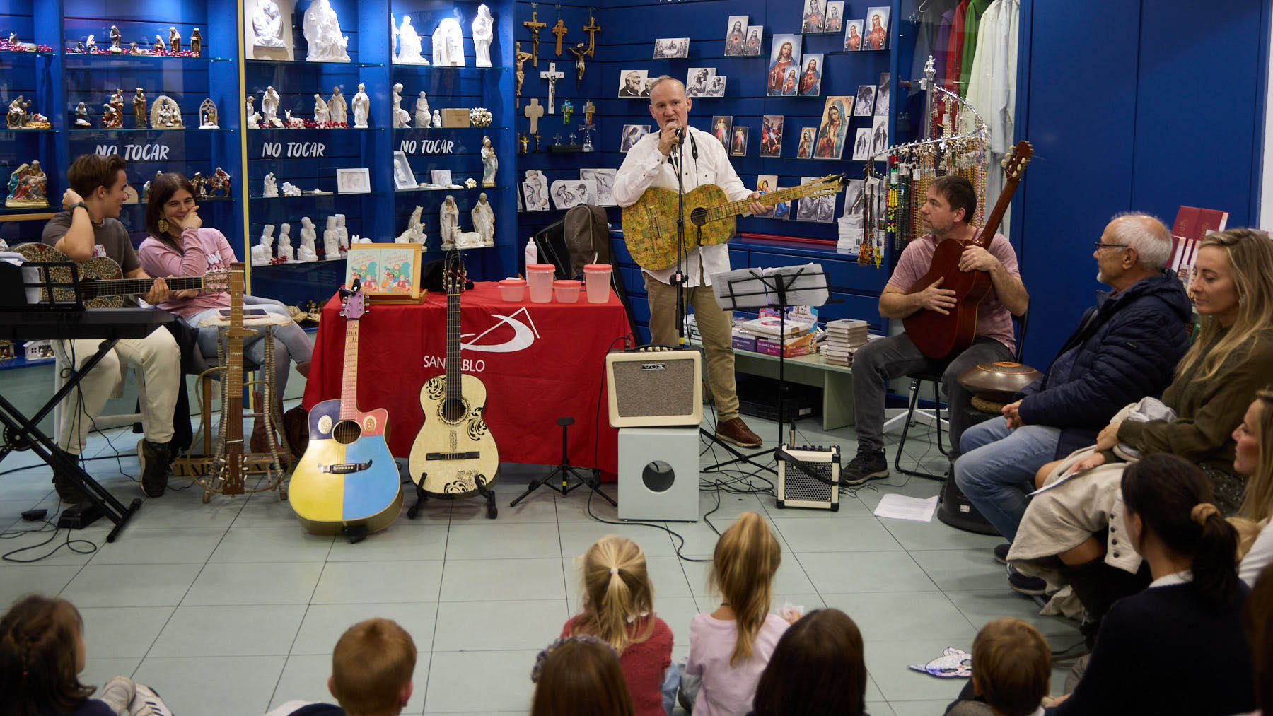 El escritor Hervé Alústiza presenta el libro ¡Reciclones en acción! en la librería San Pablo de Pamplona. IÑIGO ALZUGARAY