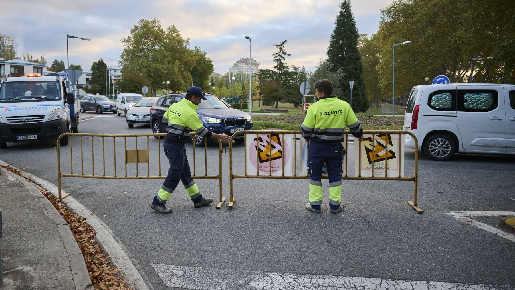 Cierre completo de la carretera de la Universidad de Navarra para hacerla de un sentido con una vía ciclable. PABLO LASAOSA