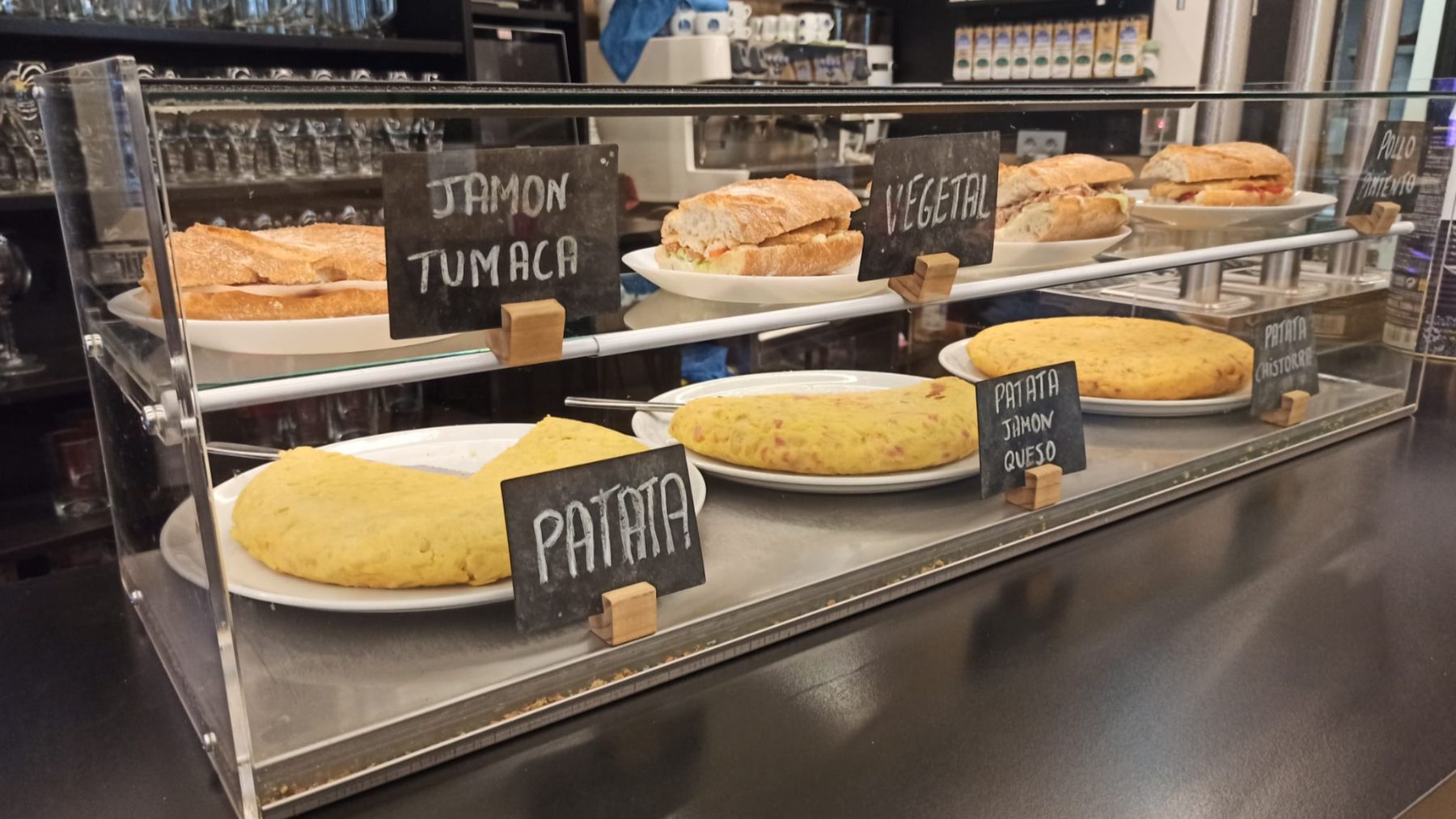 Imagen de varios pinchos en la barra de la Cafetería Dreams de Pamplona. CEDIDA