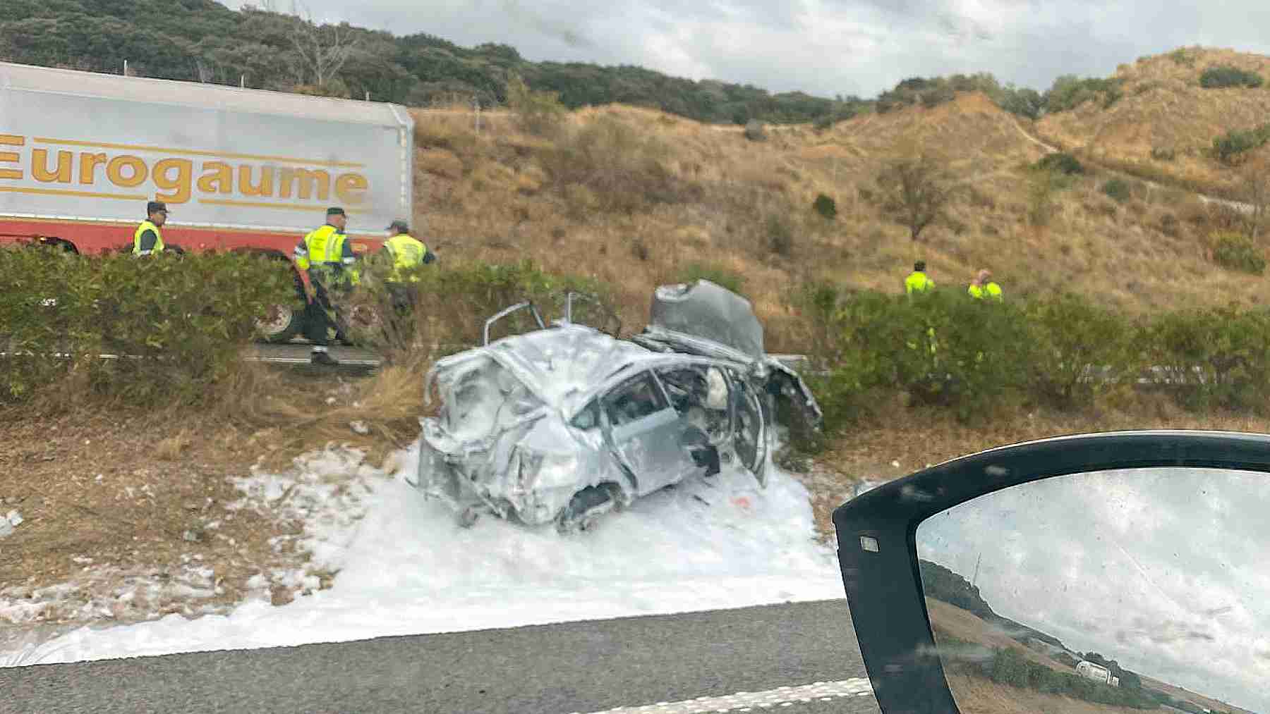 El coche accidentado en el que viajaba la mujer ha quedado calcinado por las llamas tras el impacto. NAVARRA.COM