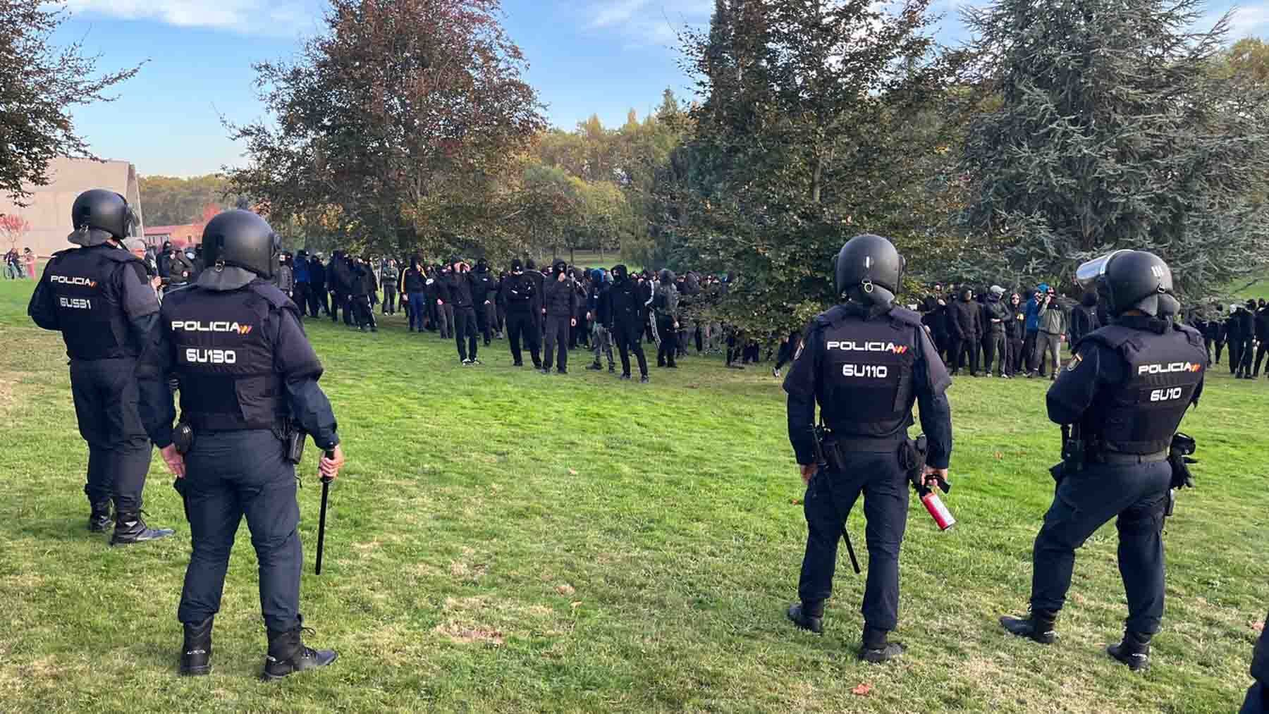 Hordas de encapuchados abertzales toman en el Campus de la Universidad de Navarra. PABLO LASAOSA
