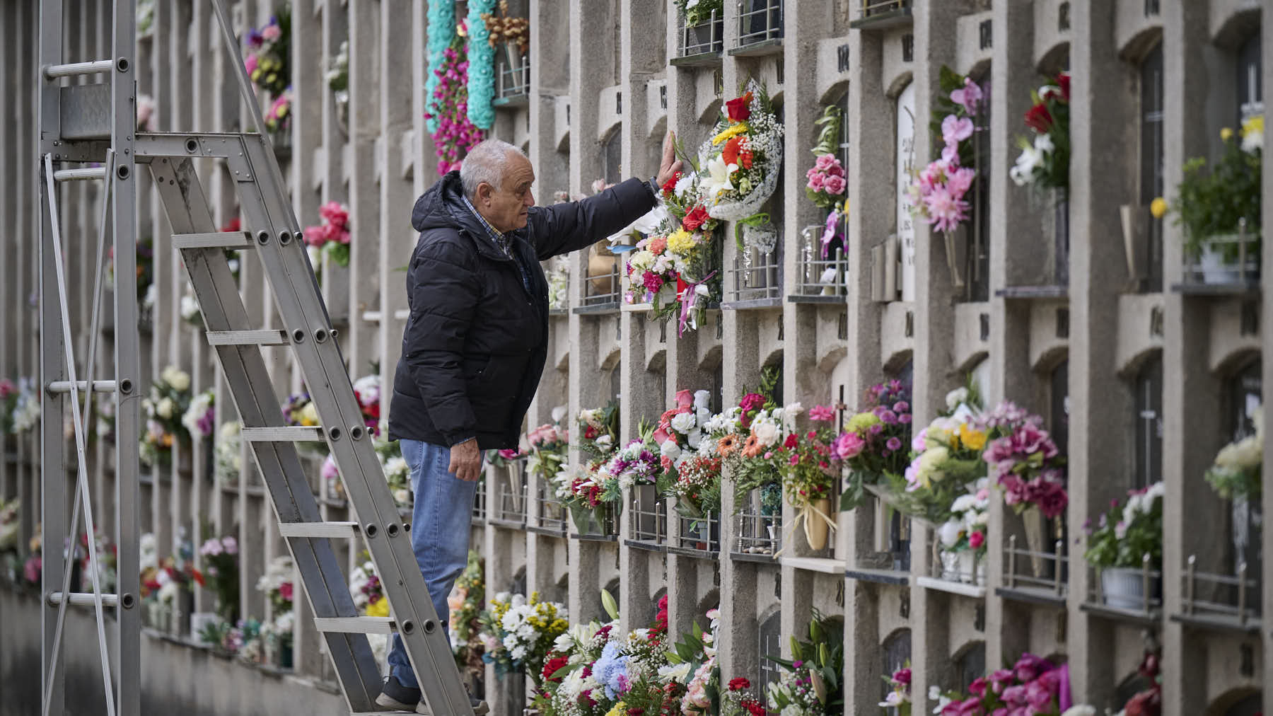 Cientos de personas celebran de Todos los Santos en el cementerio de Pamplona. PABLO LASAOSA