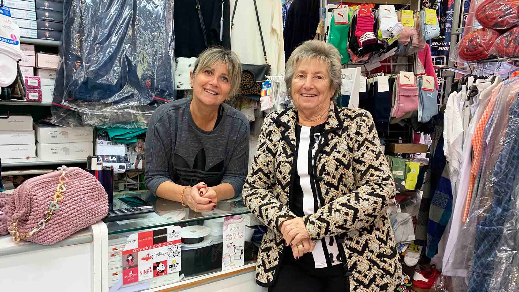 Madre e hija en su mercería de toda la vida en Pamplona: “A veces hasta les arreglamos el móvil a las señoras”