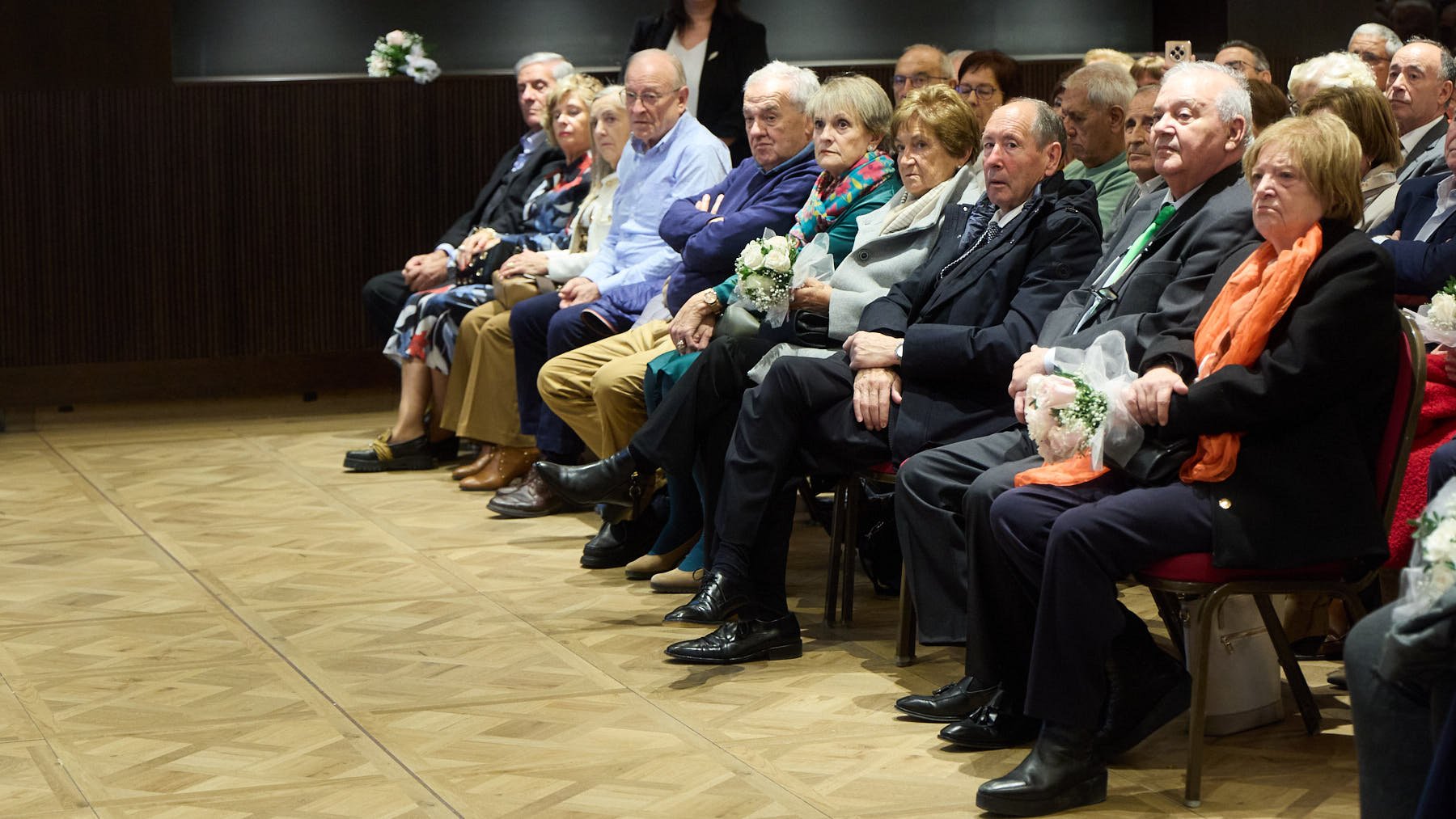 Homenaje organizado por Caja Rural de Navarra a 245 matrimonios que este año celebran sus bodas de oro. IÑIGO ALZUGARAY