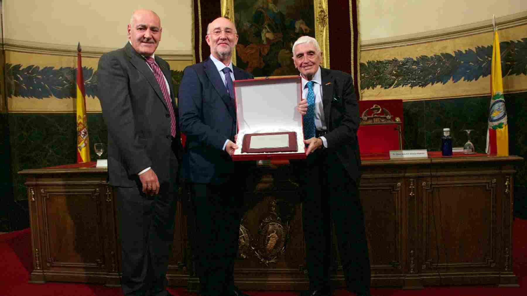 El radiólogo de la Clínica Universidad de Navarra premiado por sus 40 años de entrega a la medicina
