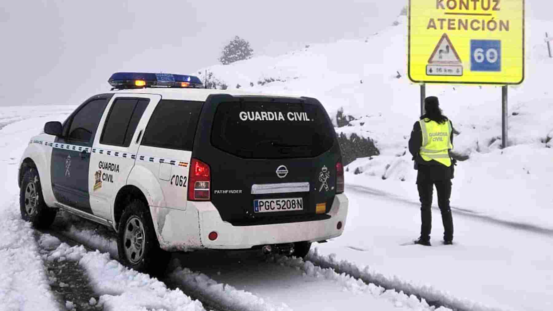 La primera nevada del año llega por sorpresa a Navarra: cadenas y sustos en la carretera