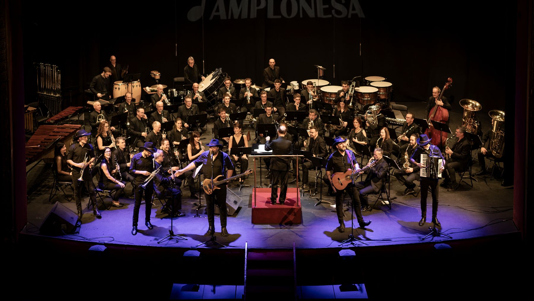 La Pamplonesa y Puro Relajo rompen récords en el Teatro Gayarre con un concierto solidario lleno de emoción