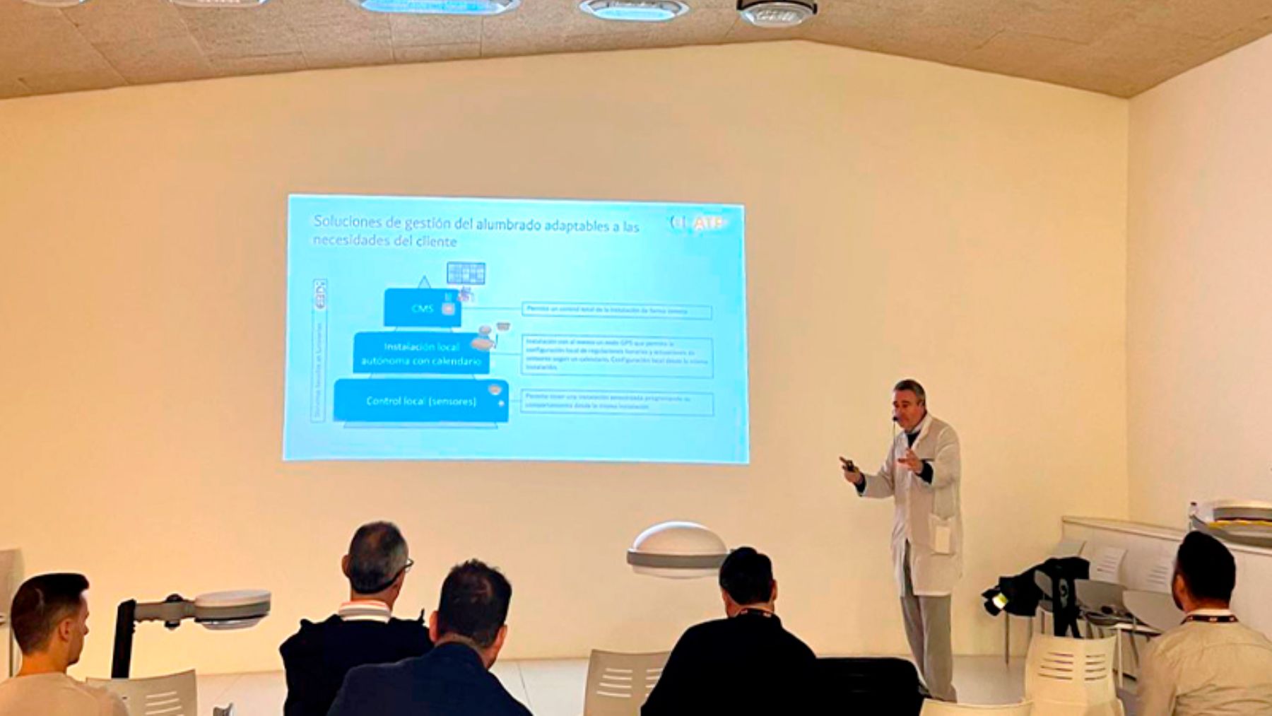 Andrés Armañanzas, director del Departamento Lumínico, en su ponencia sobre los
fundamentos teóricos de la telegestión y el control remoto, complementada con un
taller práctico en el que se exploraron diversas aplicaciones. ATP ILUMINACIÓN