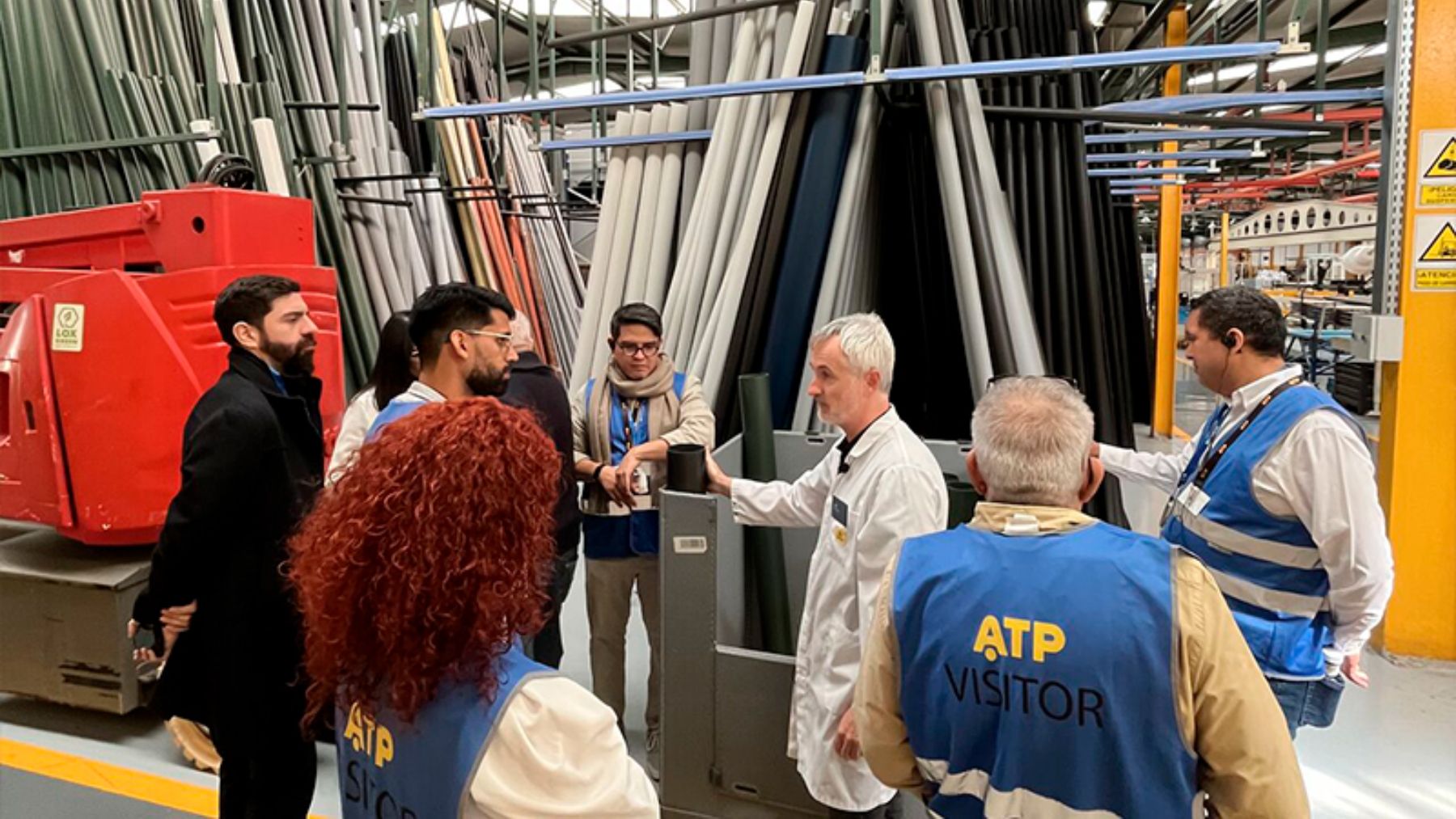 Miguel Domeño, director de Tecnología, conduciendo la visita a fábrica en la jornada
de formación con los invitados. ATP ILUMINACIÓN