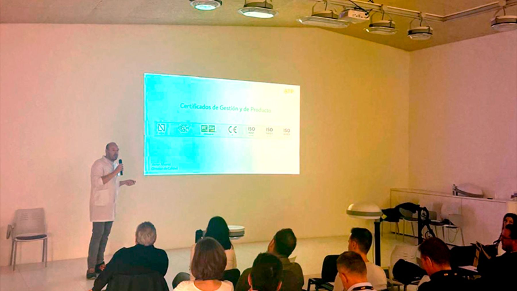 Javier Álvarez, director de Calidad, en su ponencia sobre certificados de gestión y
producto, fundamentales para garantizar la calidad y la excelencia operativa. ATP ILUMINACIÓN