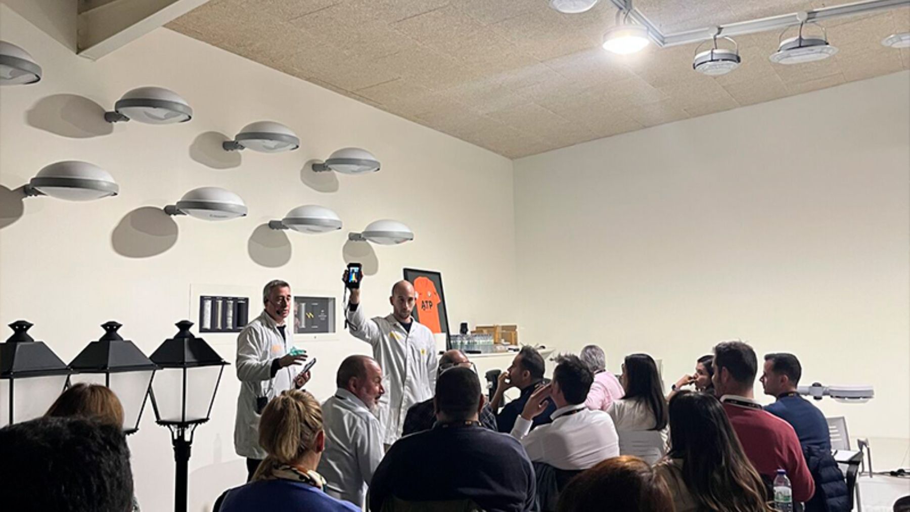 El equipo técnico de ATP realizando una demostración de los materiales exclusivos de
ATP iluminación en el showroom de la fábrica. ATP ILUMINACIÓN