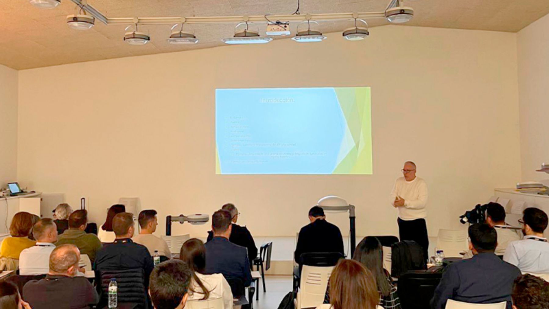 Hans Schäfer, responsable de Organización impartió una sesión práctica centrada en la
elaboración de presentaciones efectivas. ATP ILUMINACIÓN