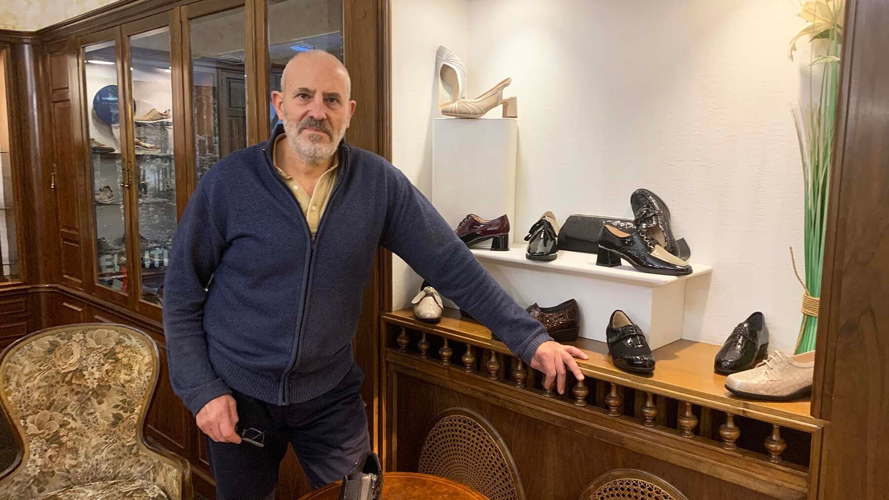 Peio, toda una vida vendiendo zapatos en su tienda familiar de Pamplona: “Te tienes que especializar mucho y acertar”