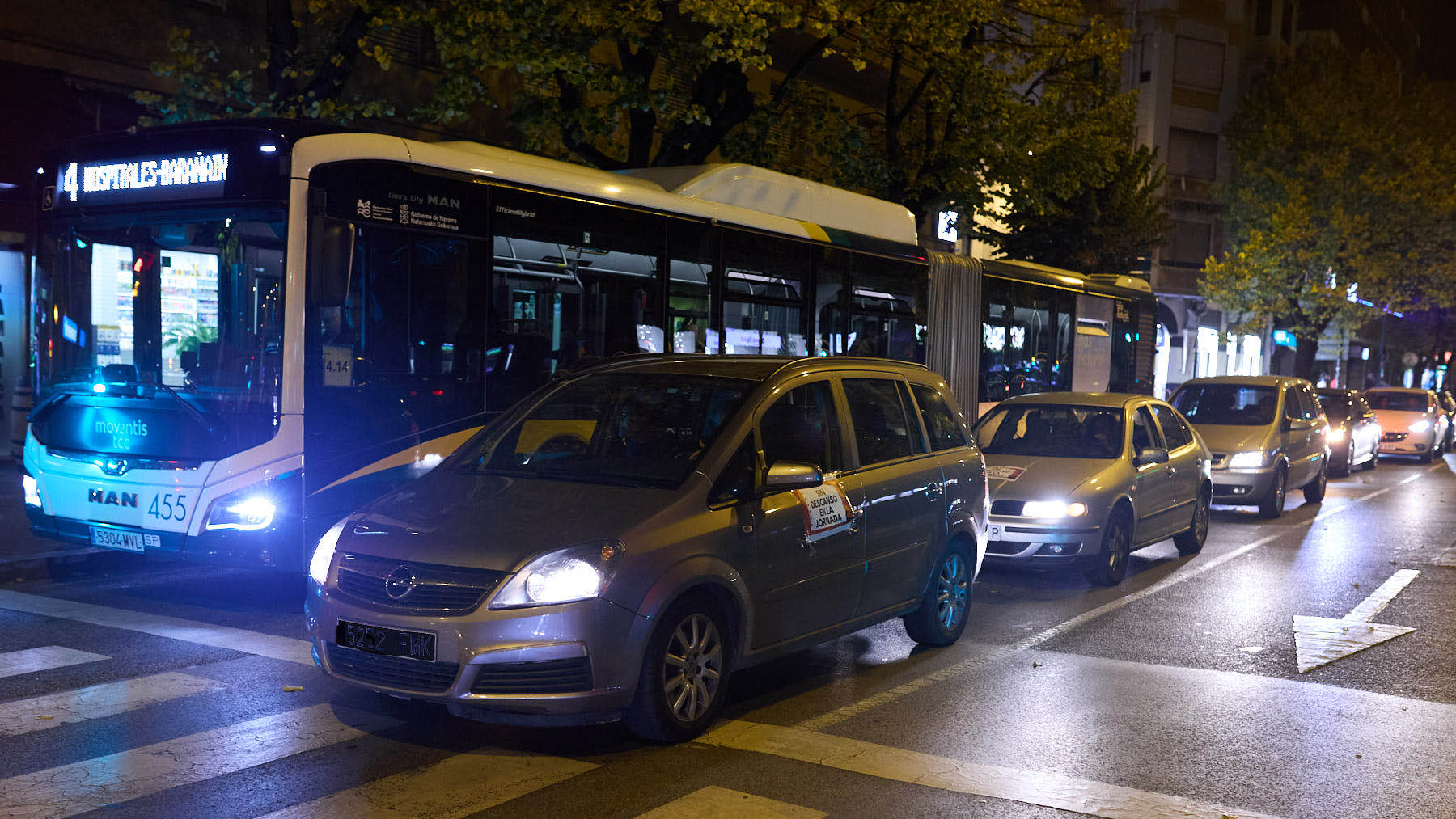 Una caravana por las villavesas paraliza Pamplona: los trabajadores reclaman mejoras salariales y descansos dignos