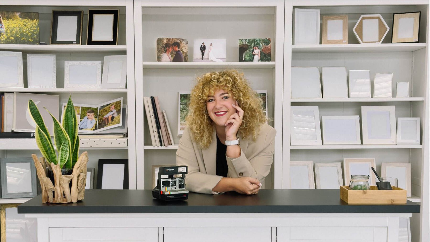 Virginia, en la última tienda de fotografía de un barrio de Pamplona: “Hago lo que más me gusta y eso me hace feliz”
