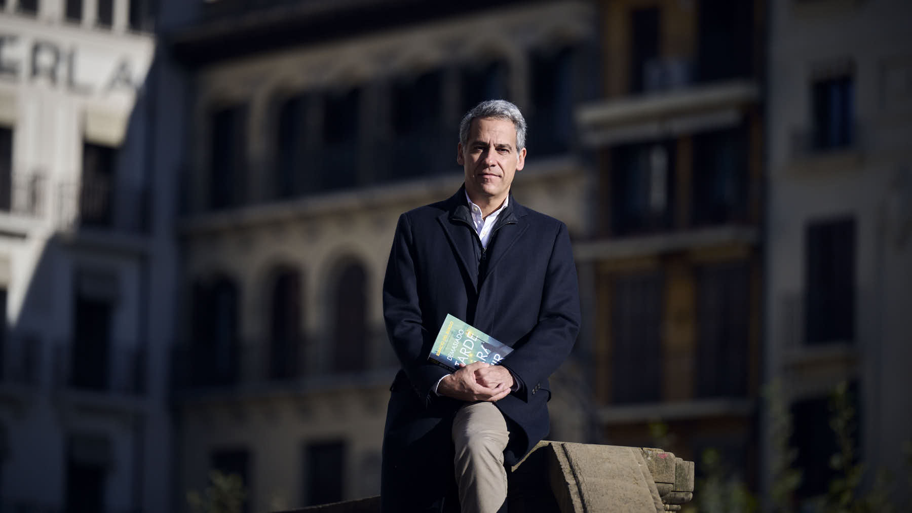 El abogado y escritor Ignacio del Burgo con su nueva novela titulada "Demasiado tarde para huir". PABLO LASAOSA