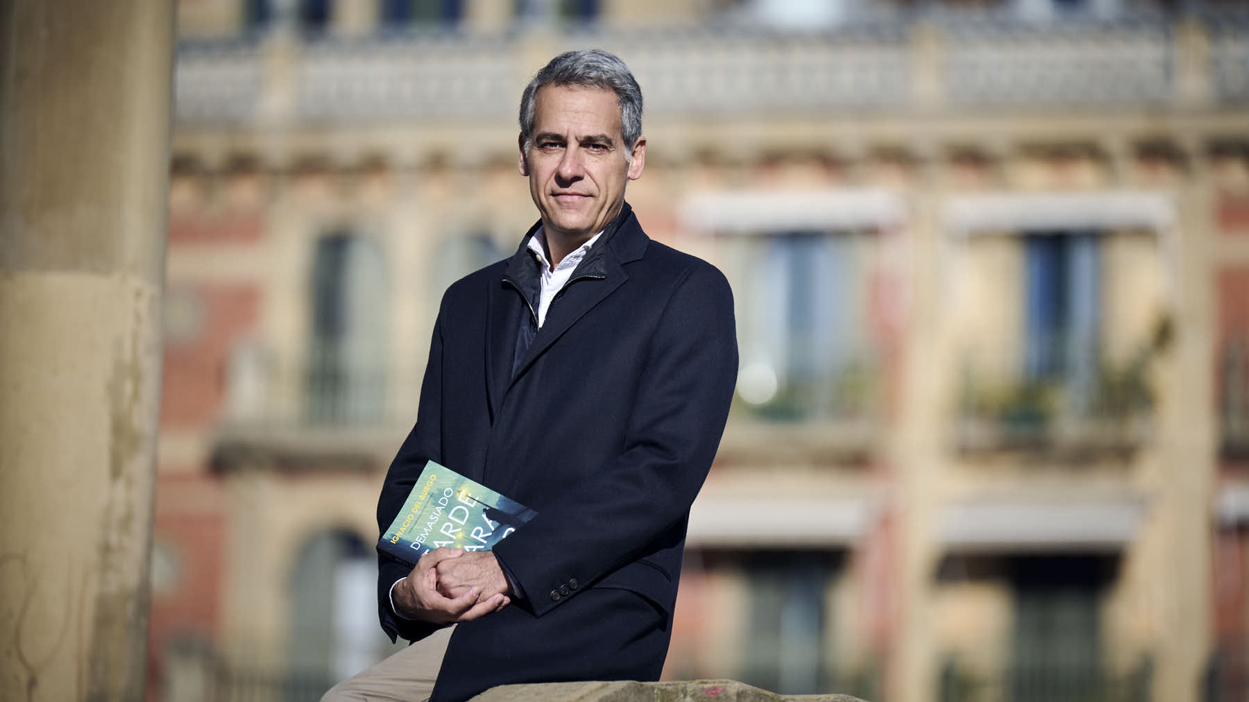 El abogado y escritor Ignacio del Burgo con su nueva novela titulada "Demasiado tarde para huir". PABLO LASAOSA