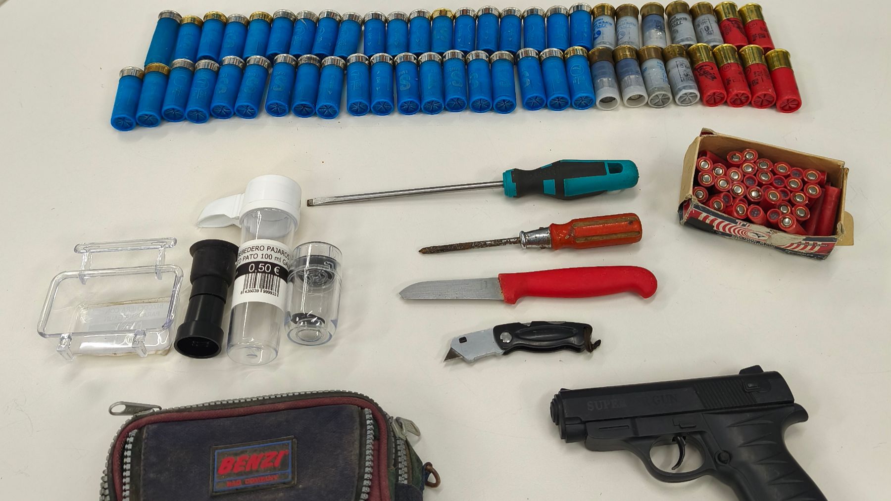 Aparece en Navarra en su coche con un pájaro silvestre en la mano y lo 