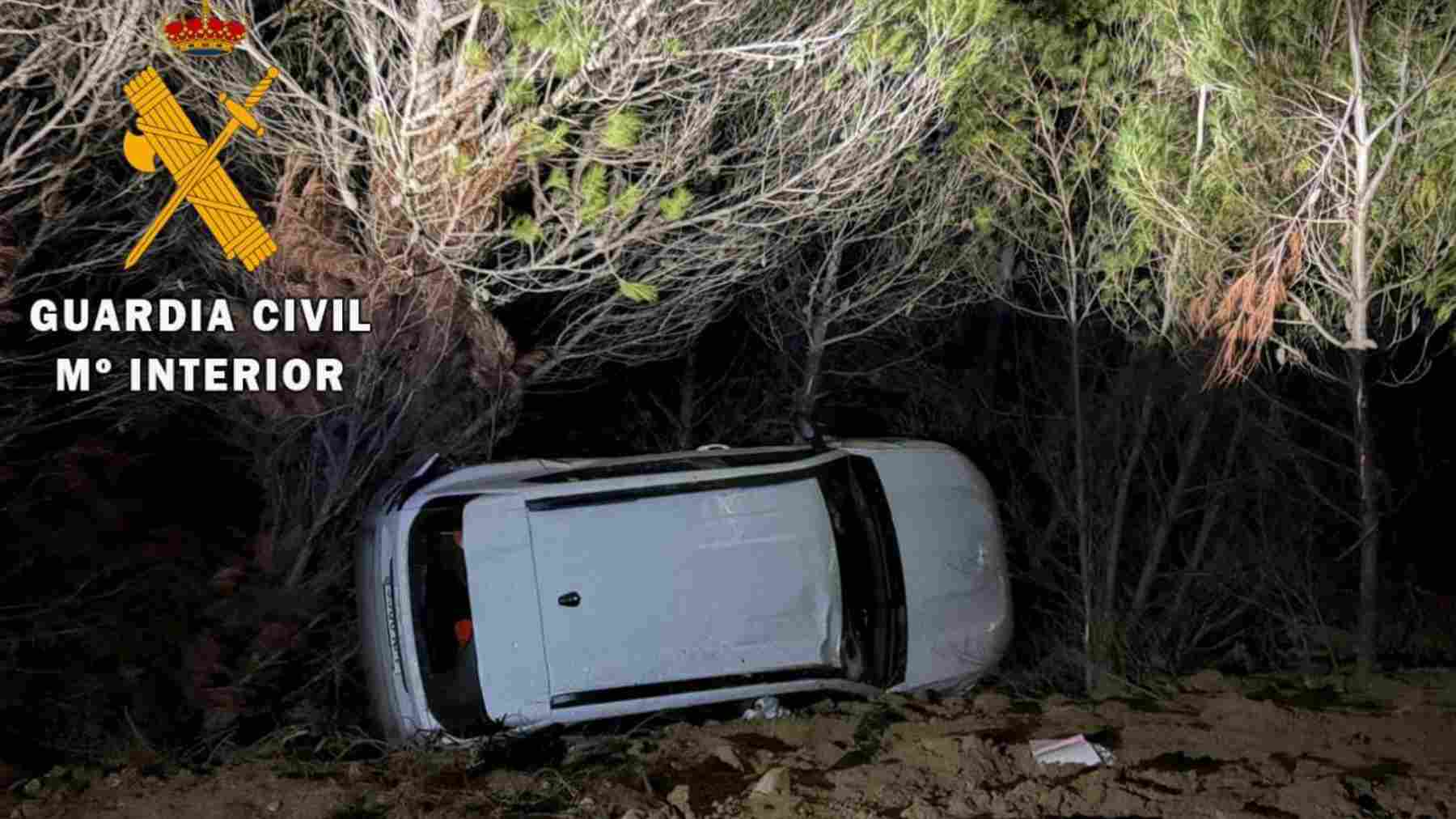 Rescate nocturno de un conductor tras caer con su coche por un barranco de 15 metros en Navarra