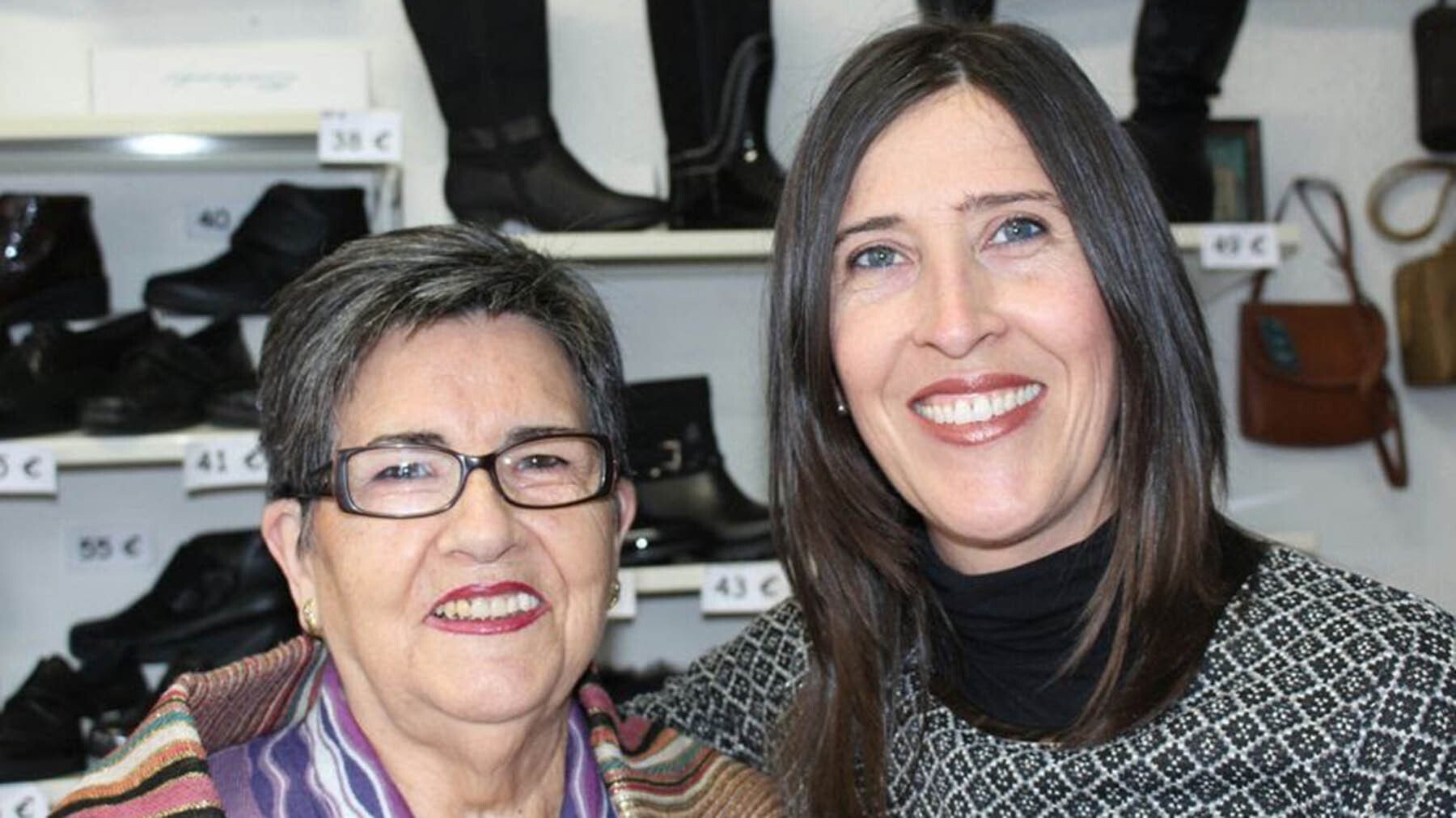 Elena Iriarte junto a su madre en la tienda Irucalzados de Pamplona. Navarra.com
