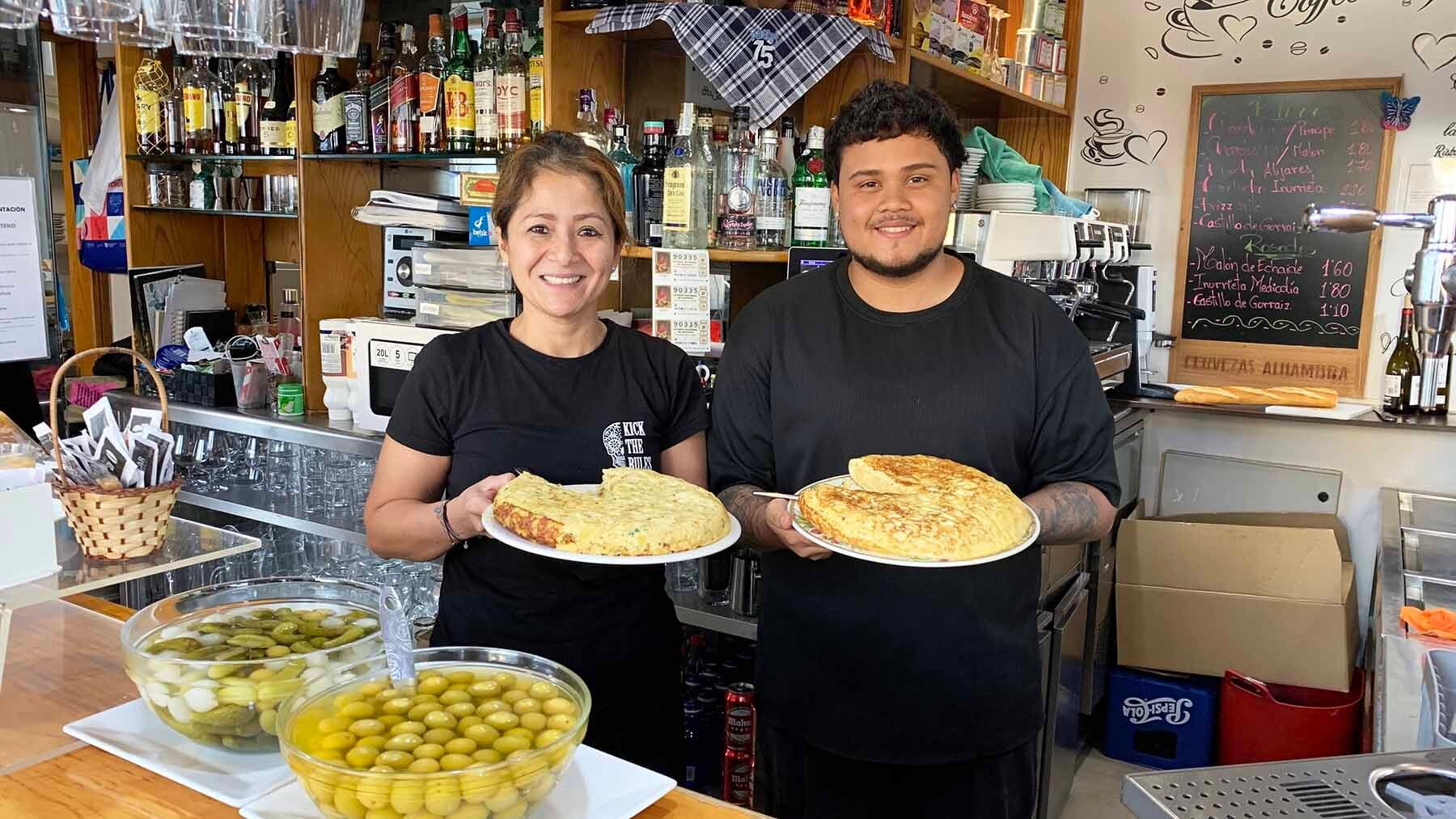 La familia que levanta un bar clásico de Pamplona con sus espectaculares almuerzos: “Tengo una clientela muy fiel”