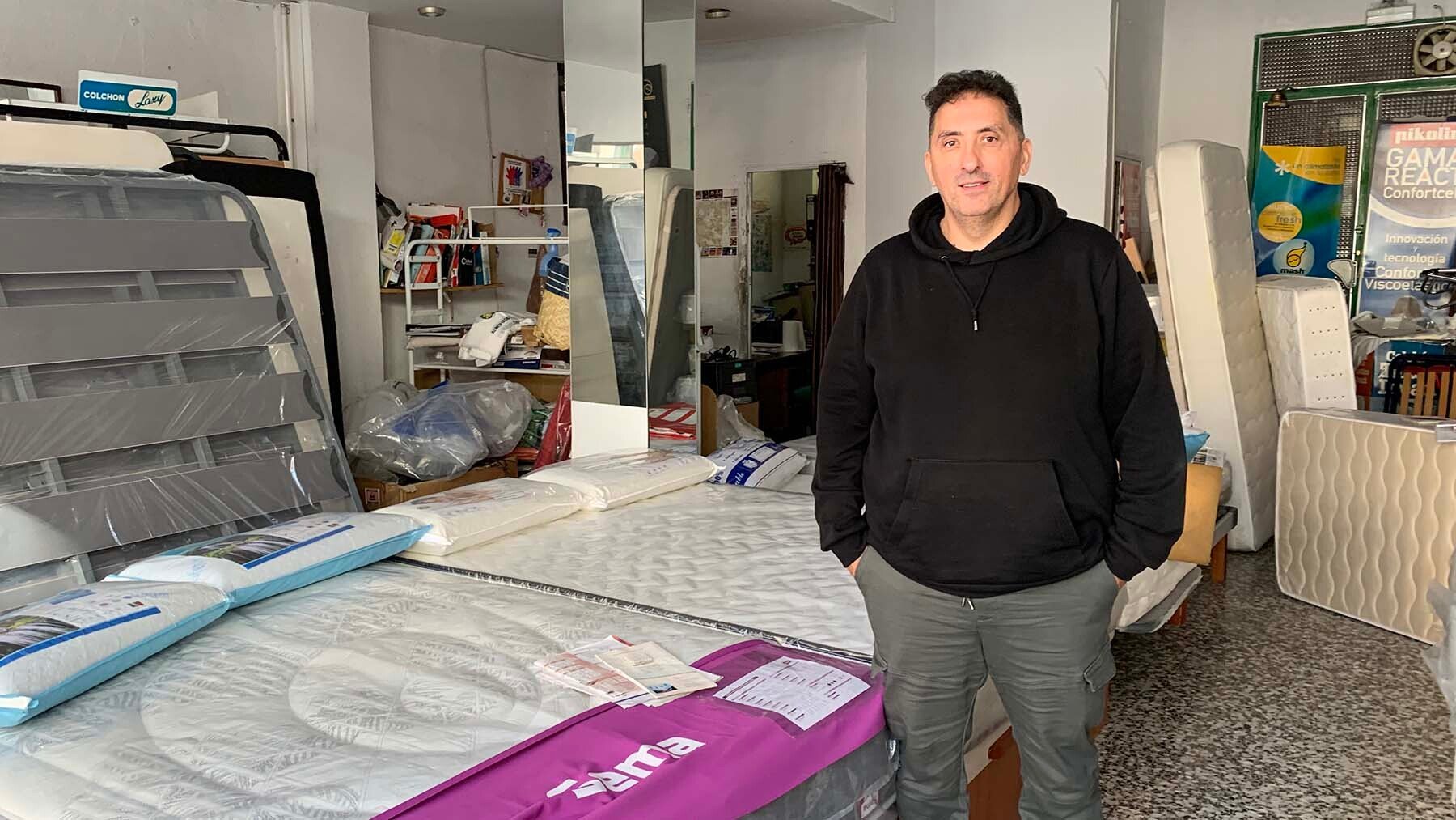 Alberto, en la última colchonería de un barrio de Pamplona: “No tengo intención de cerrar”