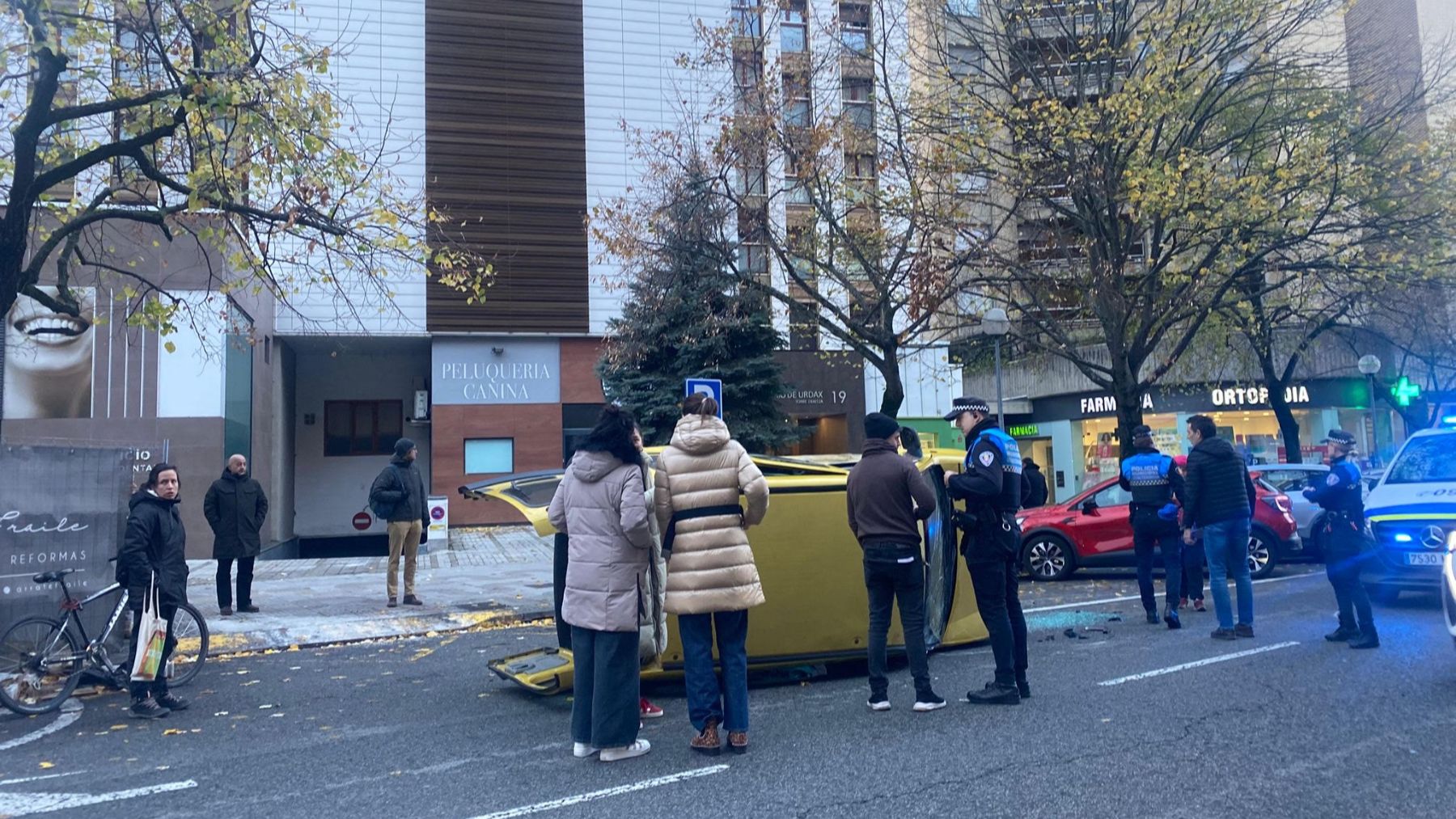 Una furgoneta volcada en Pamplona provoca el caos y moviliza a los servicios de emergencias