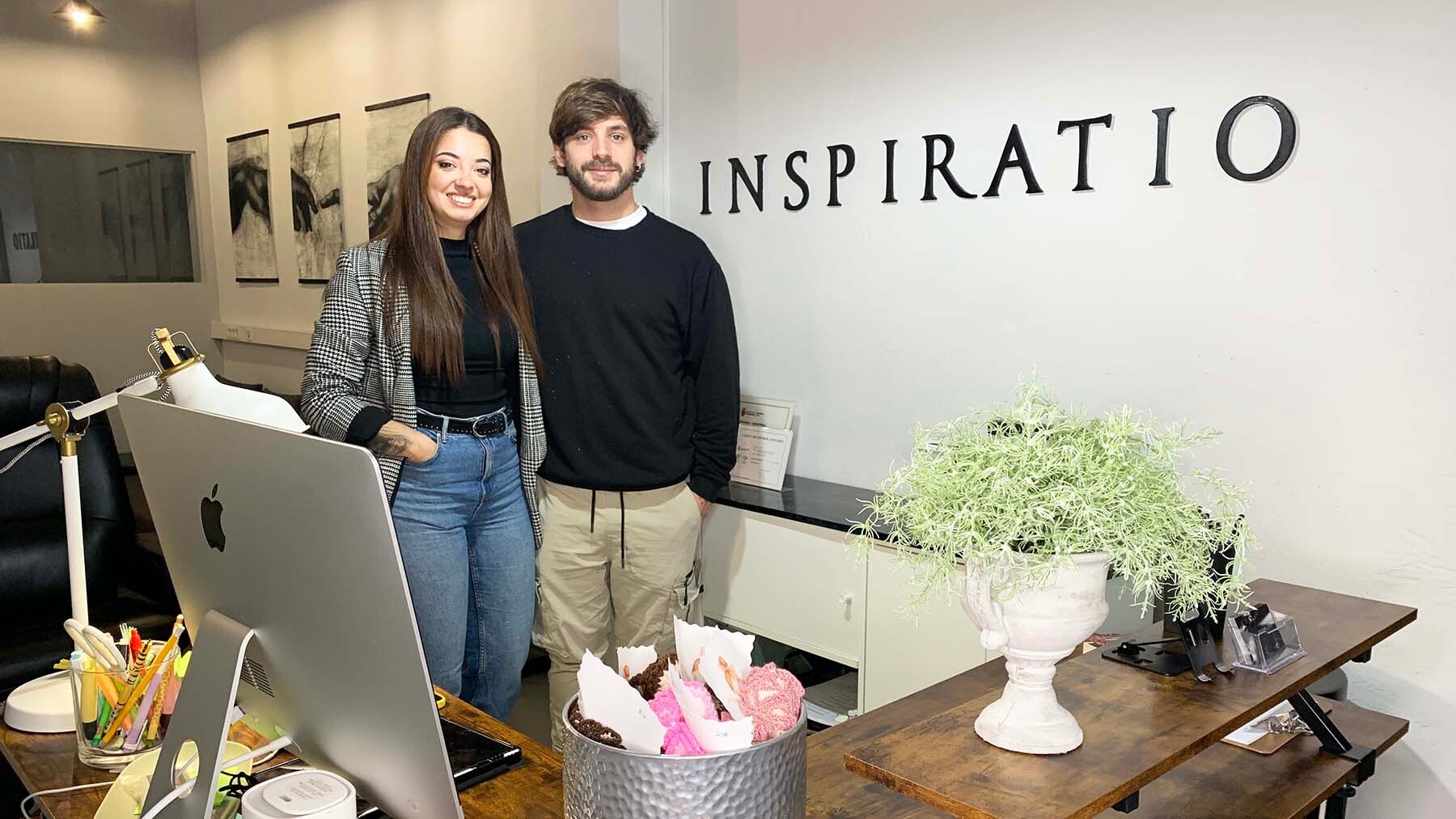La joven pareja que se lanza con éxito al mundo de los tatuajes en Pamplona: “Estamos teniendo mucho impacto”