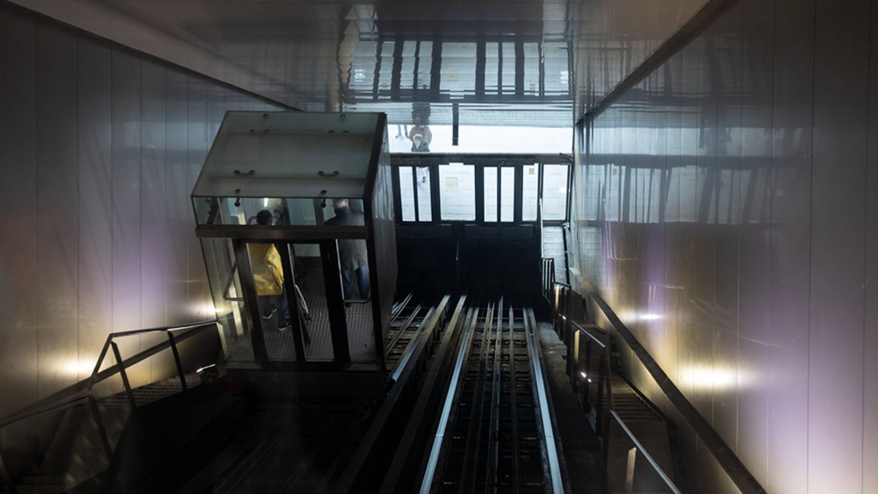 Los ascensores de Descalzos vuelven a funcionar a la vez tras meses de obras: así ha sido la reforma