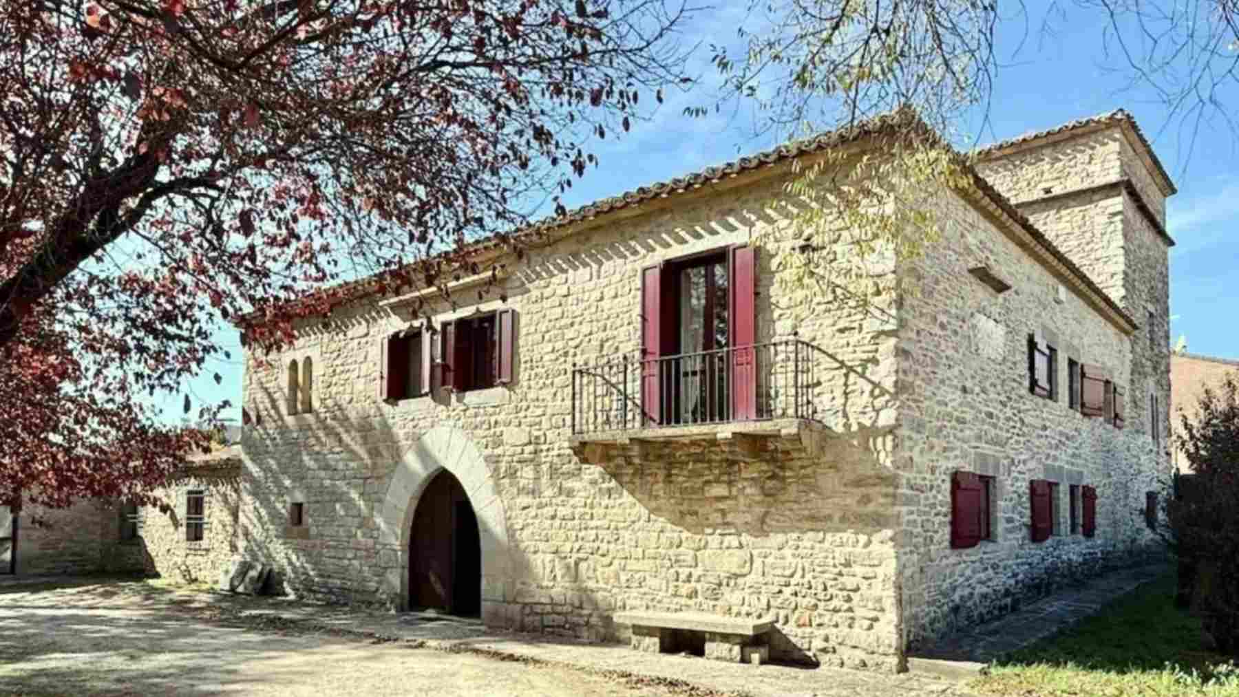 El pueblo de Navarra que va a comprar un palacete de piedra del siglo XVI para hacer un centro cultural
