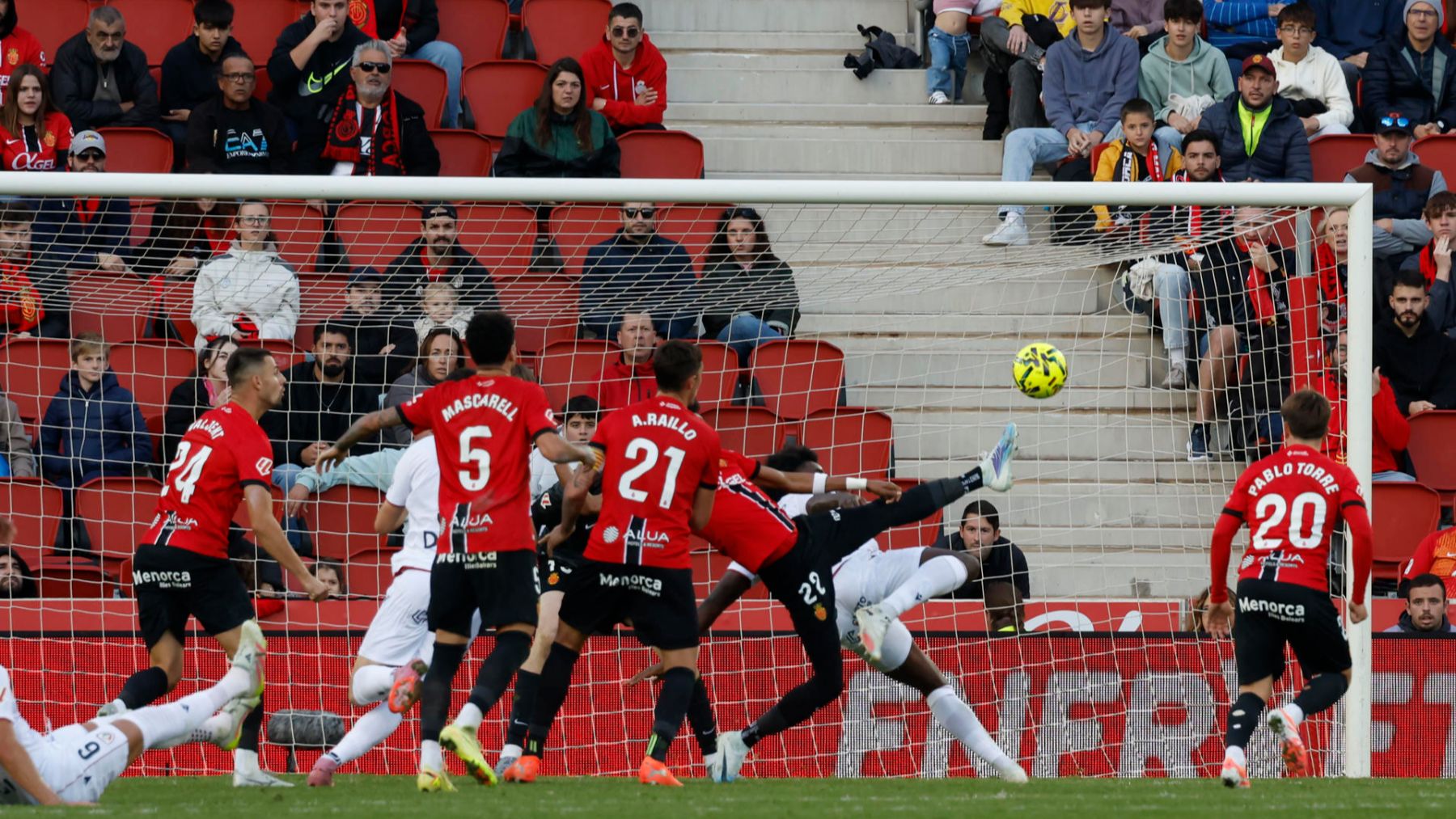 Osasuna se salva de la debacle in extremis en Mallorca y rescata un punto en el descuento. EFE