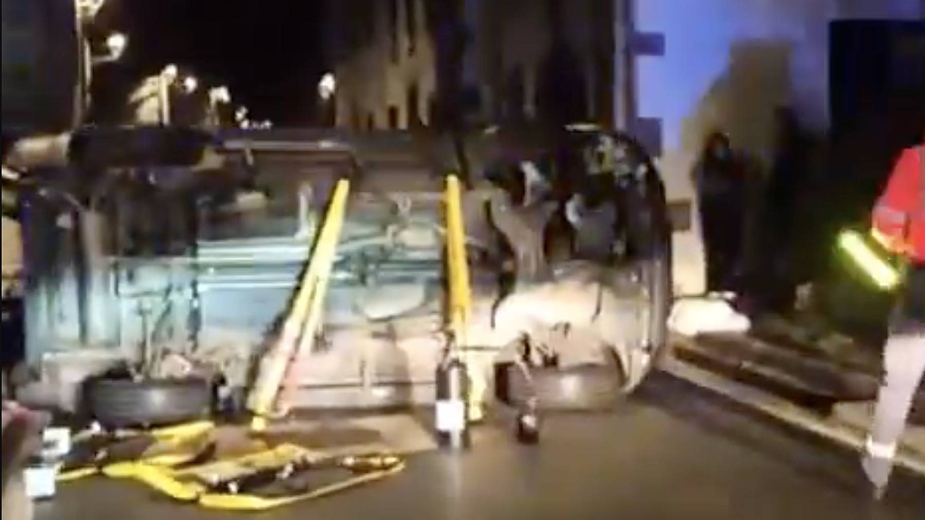 Rescate contrarreloj en Navarra: un hombre de 87 años atrapado tras volcar su coche en plena calle