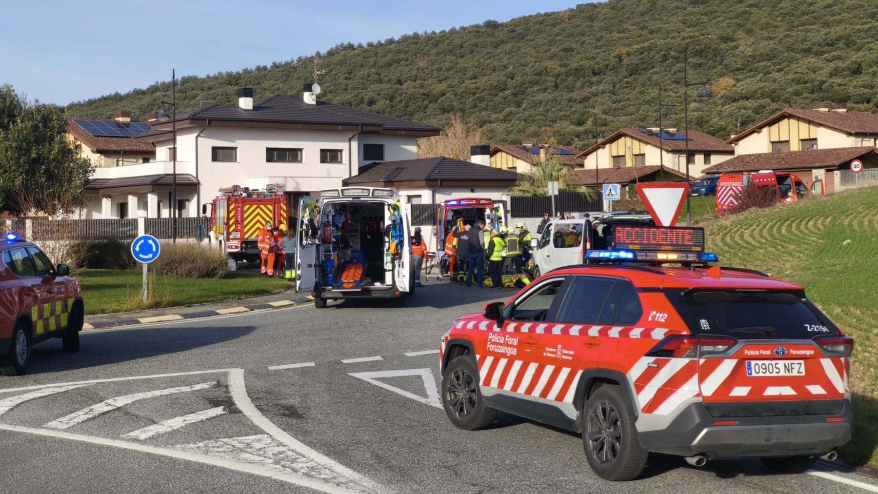 Grave accidente cerca de Pamplona: 8 personas trasladadas tras chocar una furgoneta con una vivienda