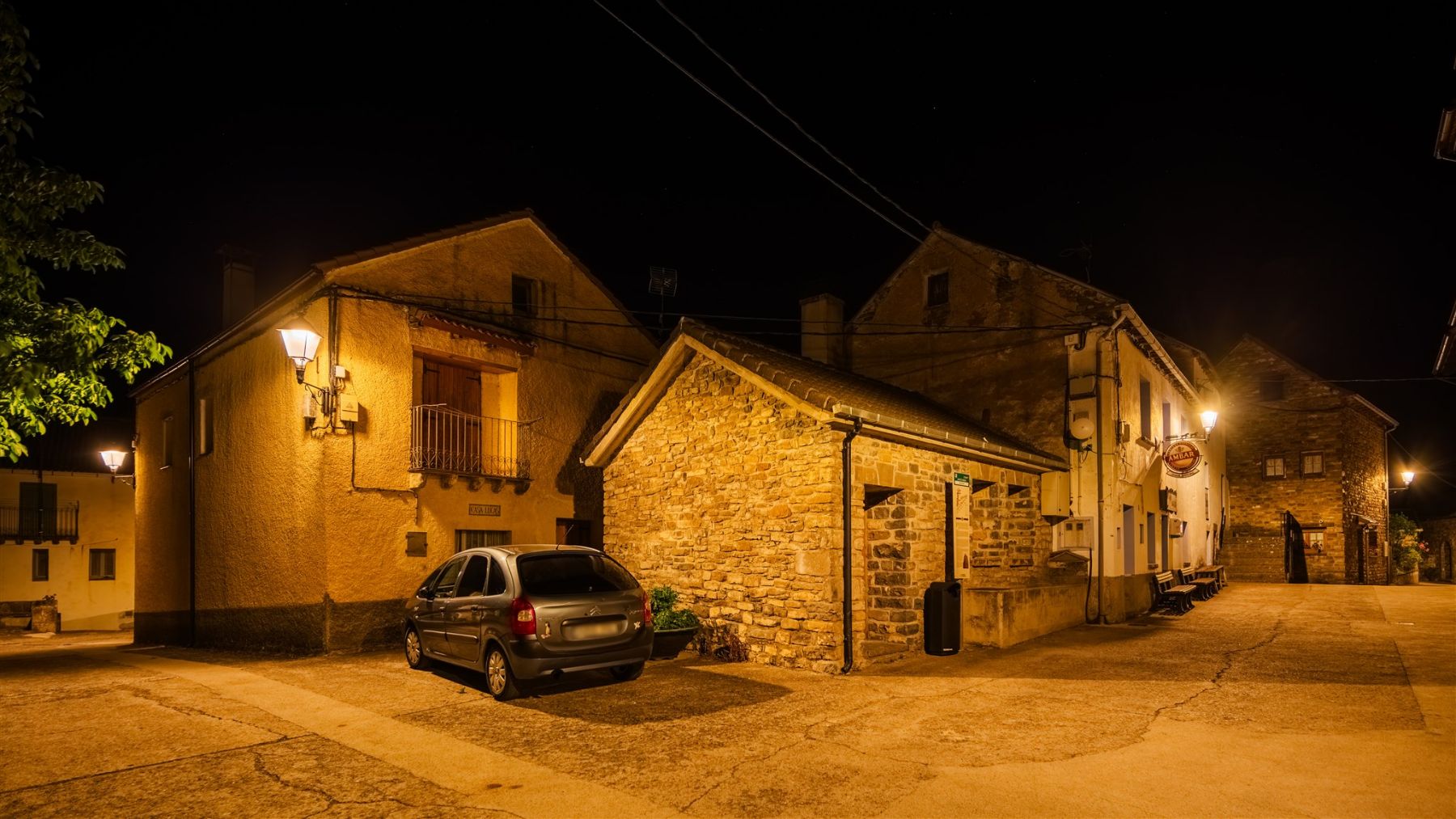 Luminarias LED de ATP en el centro de Esposa, combinando eficiencia energética y armonía con la estética tradicional del núcleo. ATP ILUMINACIÓN