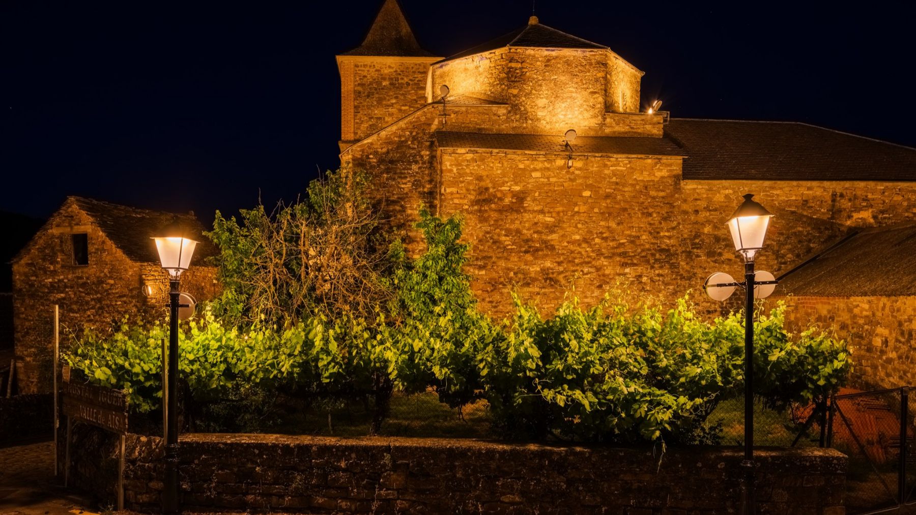 Iluminación cálida en Esposa, diseñada para preservar la identidad patrimonial del municipio. ATP ILUMINACIÓN